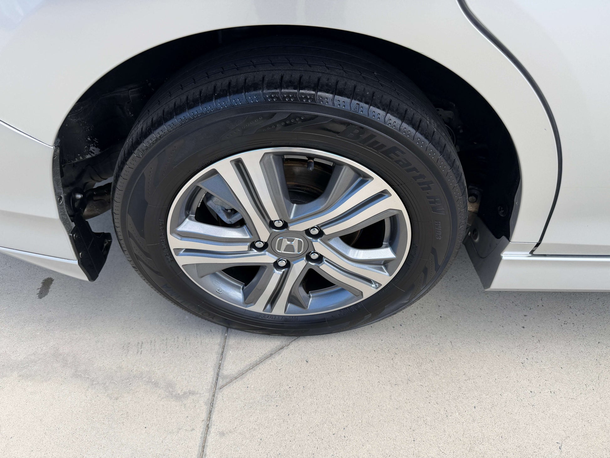 2019 Honda Honda Stepwgn 2.0 Spada Hybrid Close-up of the wheel of a Honda car showing silver alloy rims and black tire.