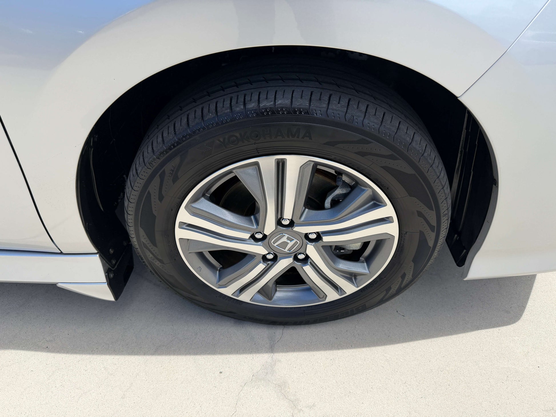 2019 Honda Honda Stepwgn 2.0 Spada Hybrid wheel and tire close-up view, showcasing alloy rim design and Yokohama tire.