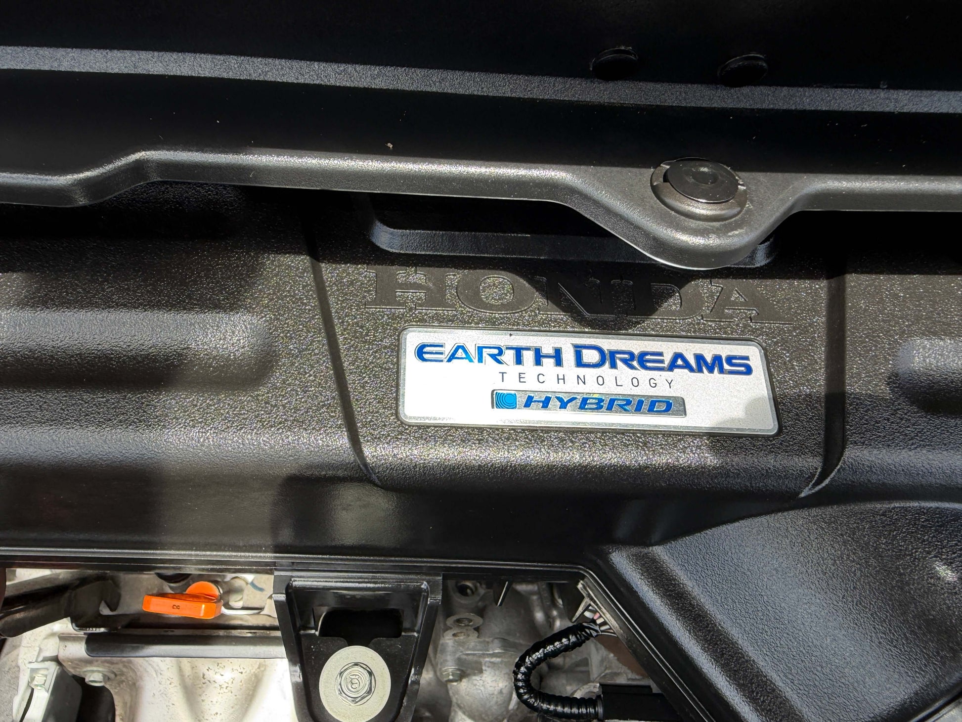 2019 Honda Honda Stepwgn 2.0 Spada Hybrid Engine label showing Earth Dreams Technology Hybrid in a Honda vehicle.