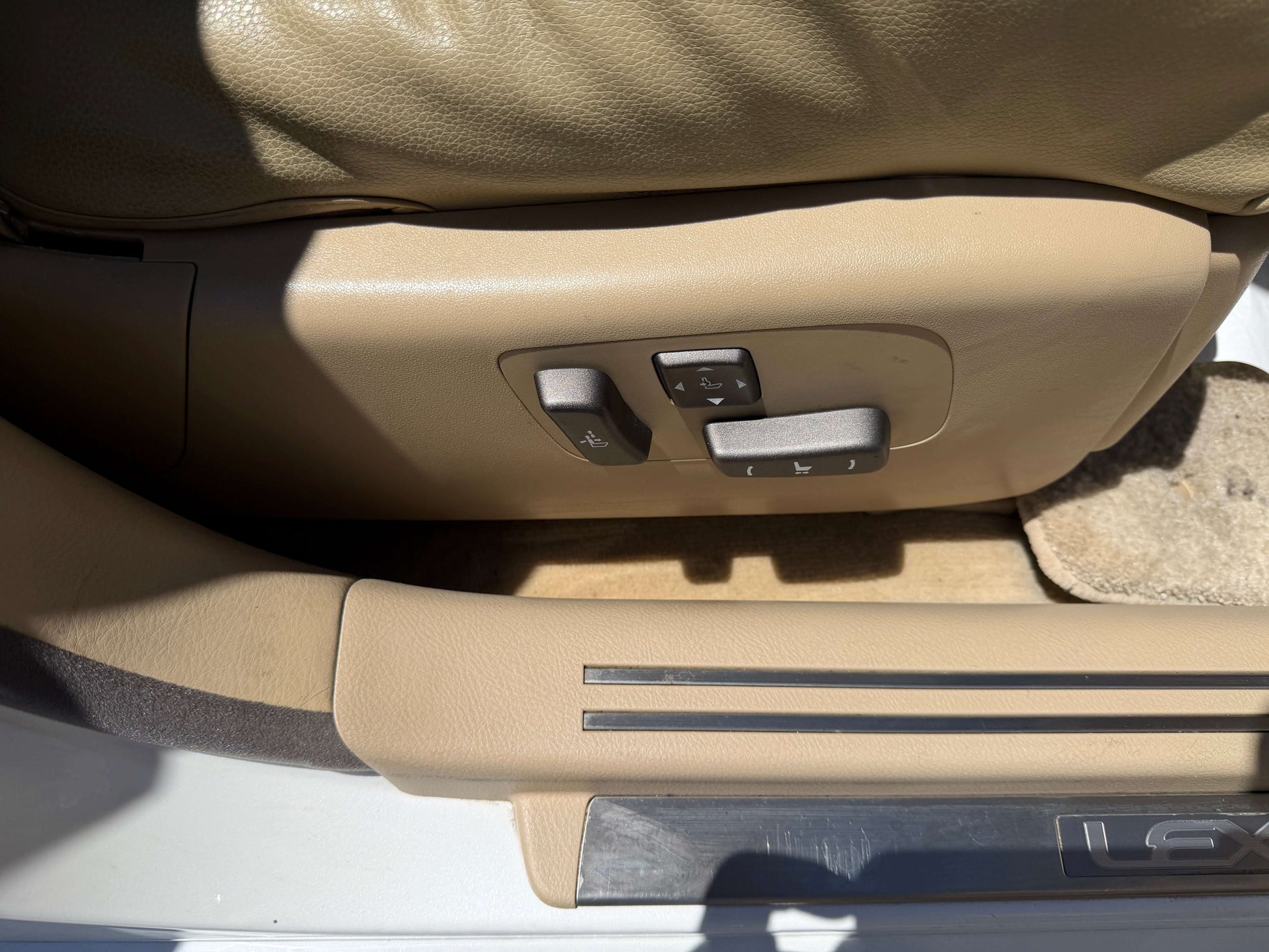 Interior controls of the 2007 Lexus LS600h AWD V8 5.0L Hybrid luxury sedan, showcasing seat adjustment buttons.