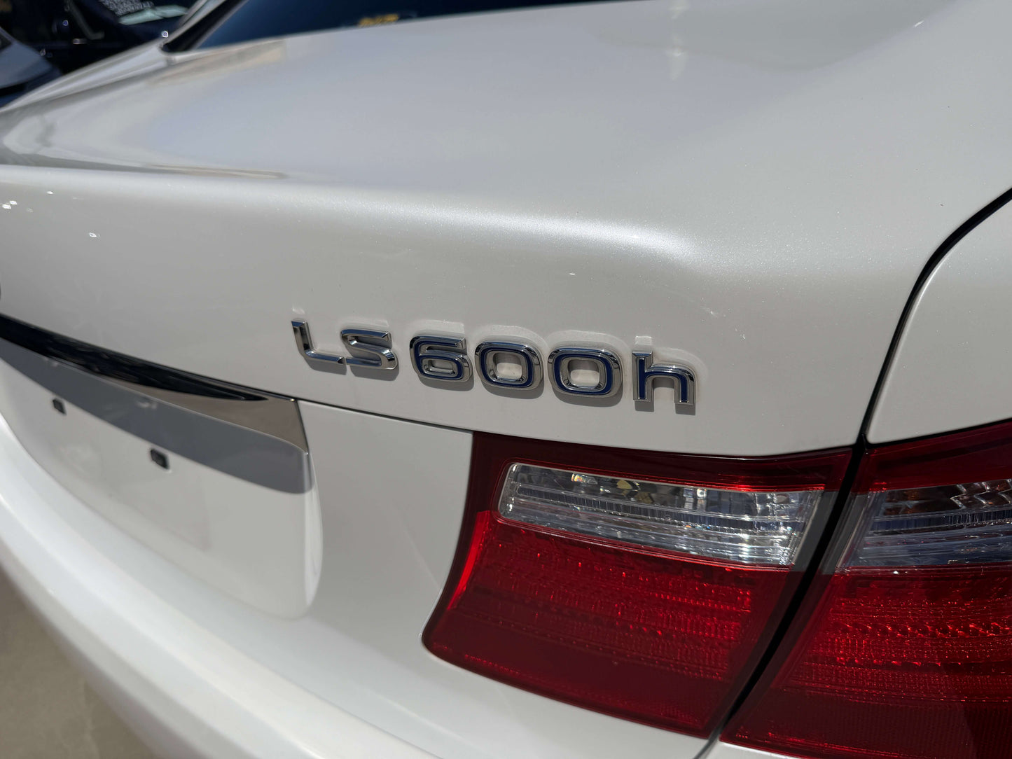 Close-up of the rear badge on a 2007 Lexus LS600h AWD V8 5.0L Hybrid luxury sedan showing 'LS600h'