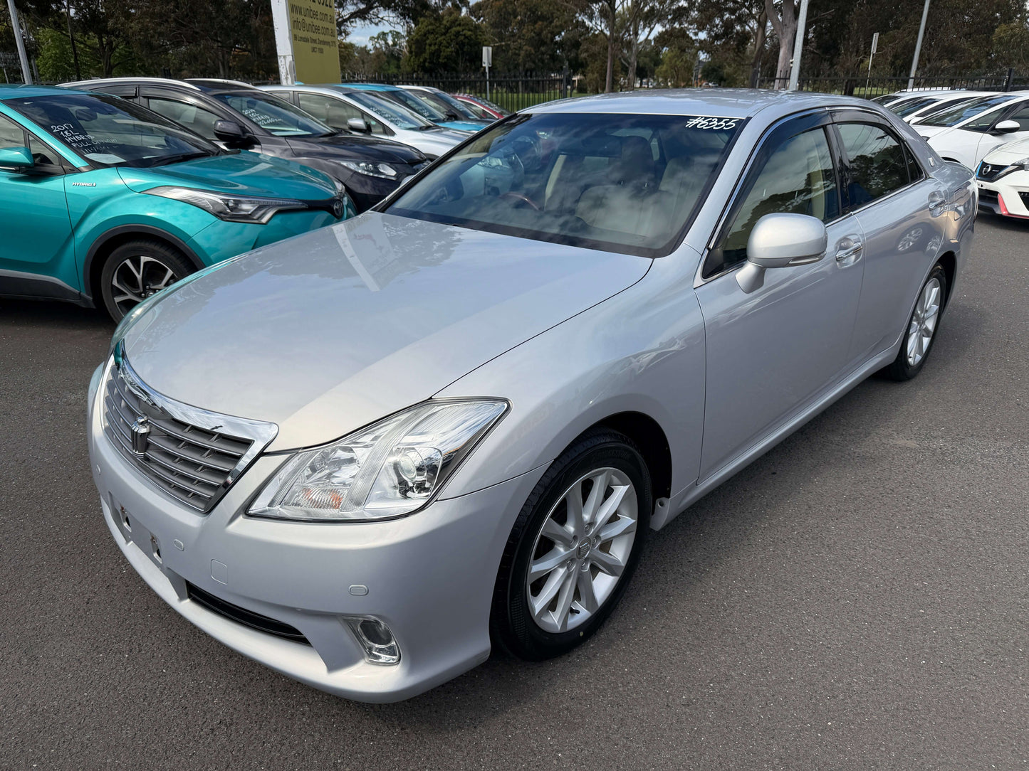 2010 Toyota Crown V6 3.0L Royal Saloon G Edition Luxury Sedan with 116375 km mileage, silver exterior.