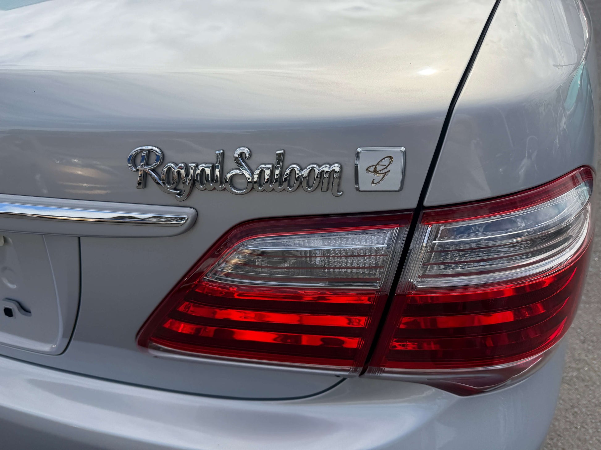 2010 Toyota Crown V6 3.0L Royal Saloon G Edition badge on rear of luxury sedan
