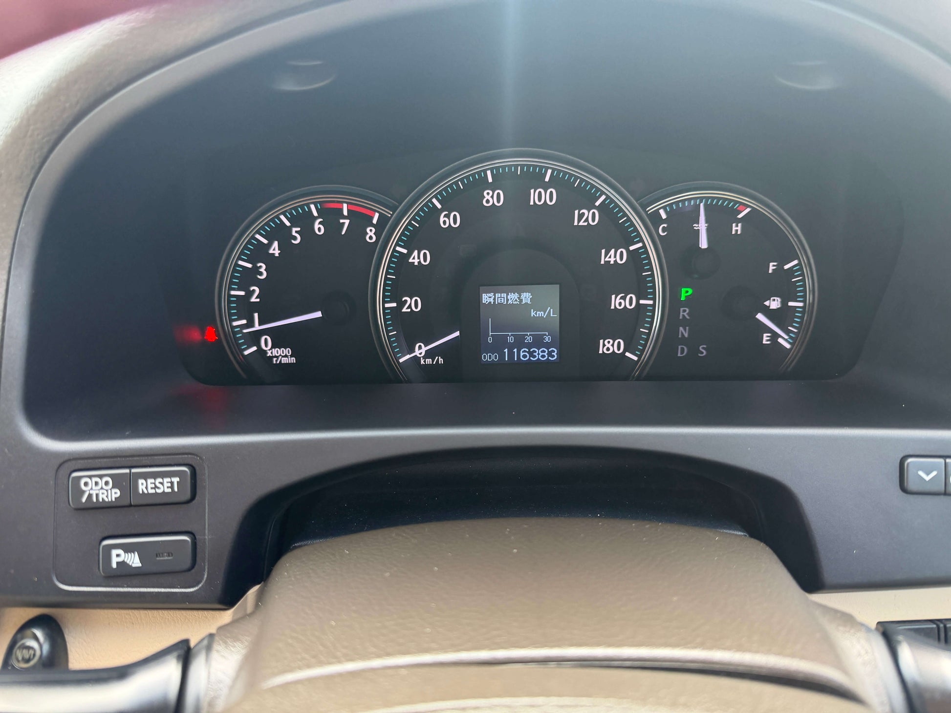2010 Toyota Crown V6 3.0L dashboard showing mileage of 116383 km and vehicle indicators.