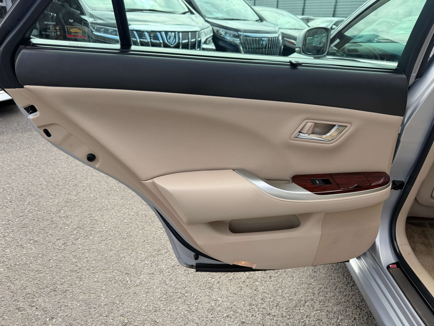 2010 Toyota Crown V6 3.0L Royal Saloon G Edition luxury sedan interior door design and features.