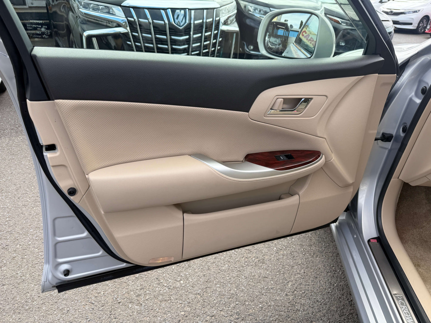 Interior view of 2010 Toyota Crown V6 3.0L Royal Saloon G Edition luxury sedan door panel.