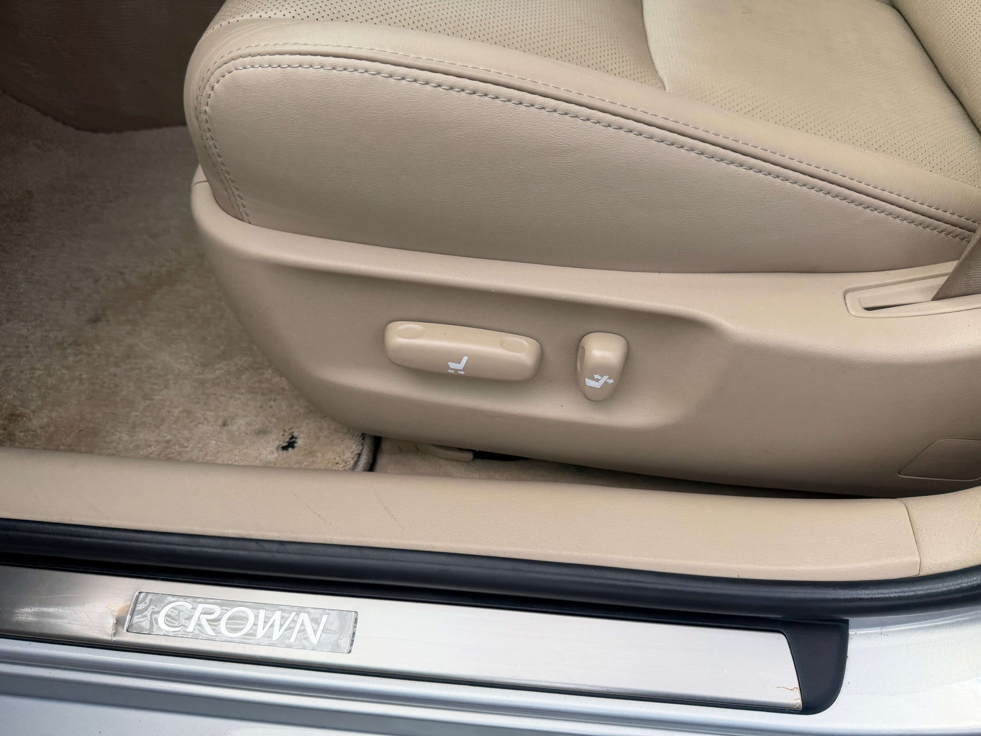 2010 Toyota Crown V6 3.0L Royal Saloon G Edition luxury sedan seat controls and crown badge detail