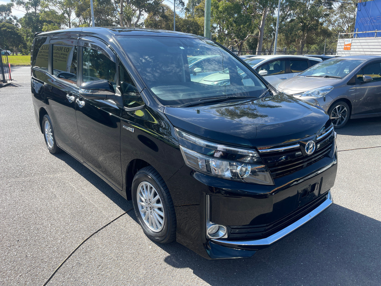 2014 Toyota Voxy 1.8L  Hybrid V Premium Edition 7 seater, VIN 6ZZE0ZWR800058445 (#8445)