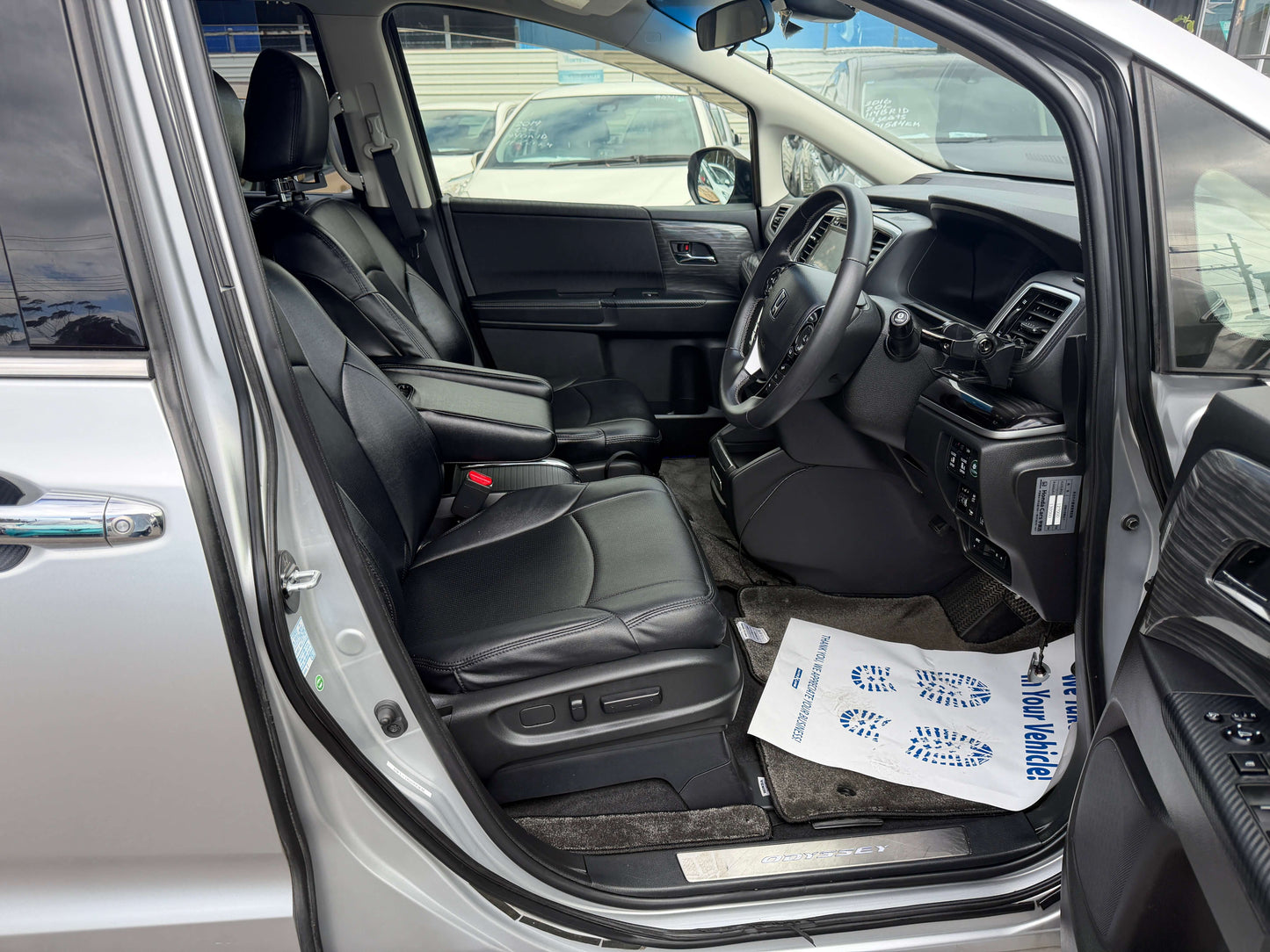 Interior view of a 2016 Honda Odyssey 2.0 Hybrid, featuring leather seats and modern dashboard.