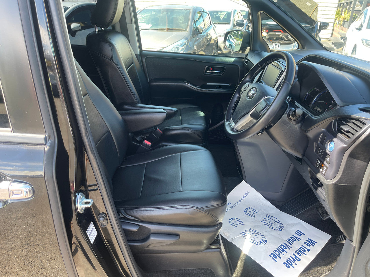 2014 Toyota Voxy 1.8L  Hybrid V Premium Edition 7 seater, VIN 6ZZE0ZWR800058445 (#8445)