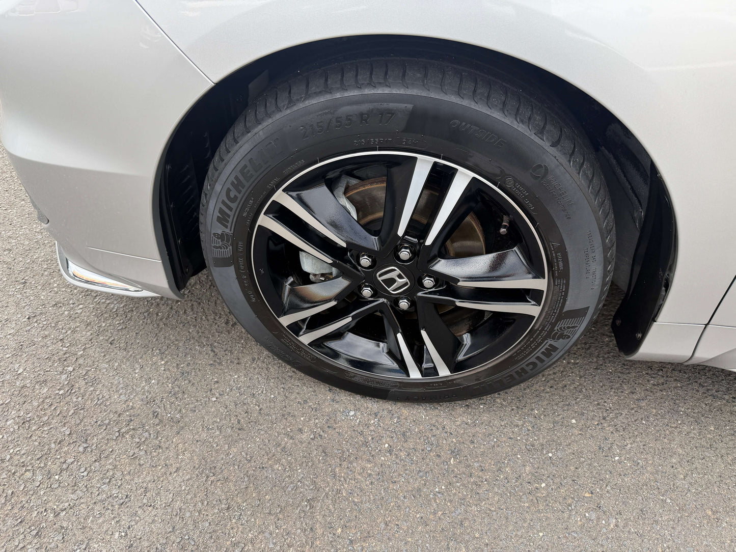 Close-up view of the stylish alloy wheel on a 2016 Honda Odyssey 2.0 Hybrid featuring black and silver design.