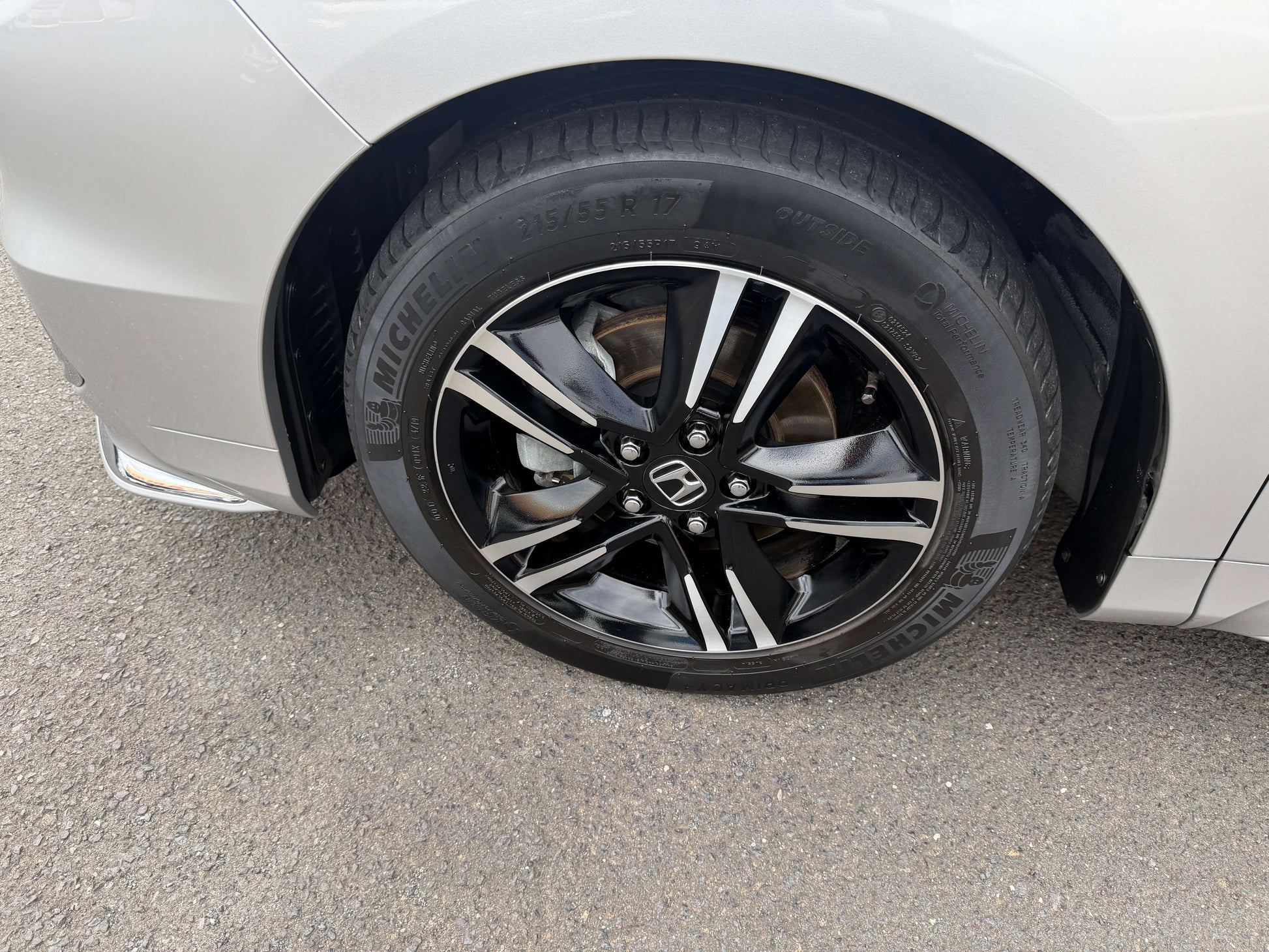 Close-up view of the stylish alloy wheel on a 2016 Honda Odyssey 2.0 Hybrid featuring black and silver design.