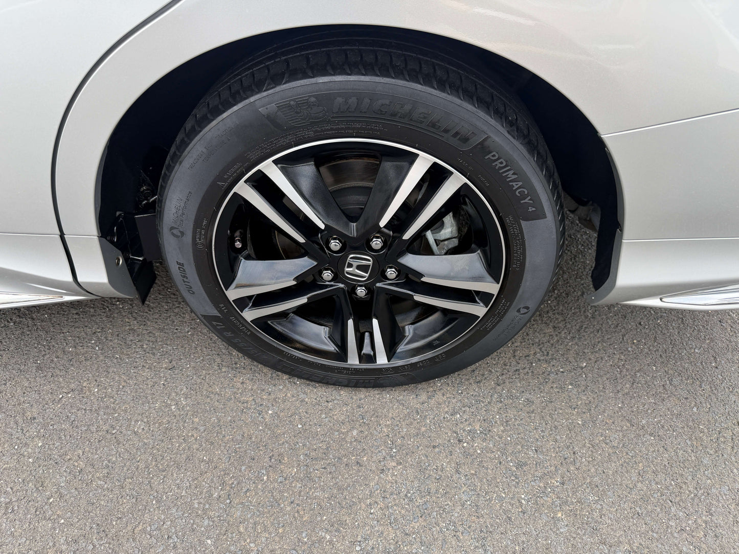 2016 Honda Odyssey 2.0 Hybrid alloy wheel showcasing design and performance features