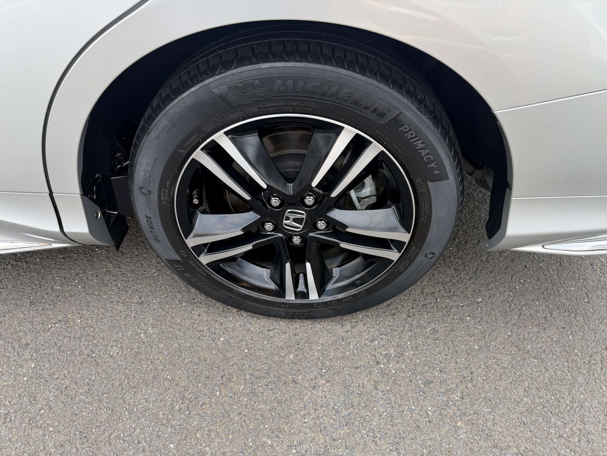 2016 Honda Odyssey 2.0 Hybrid alloy wheel showcasing design and performance features