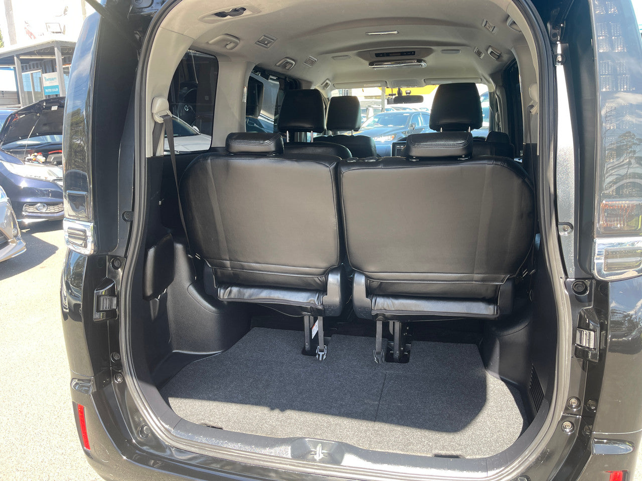 2014 Toyota Voxy 1.8L  Hybrid V Premium Edition 7 seater, VIN 6ZZE0ZWR800058445 (#8445)