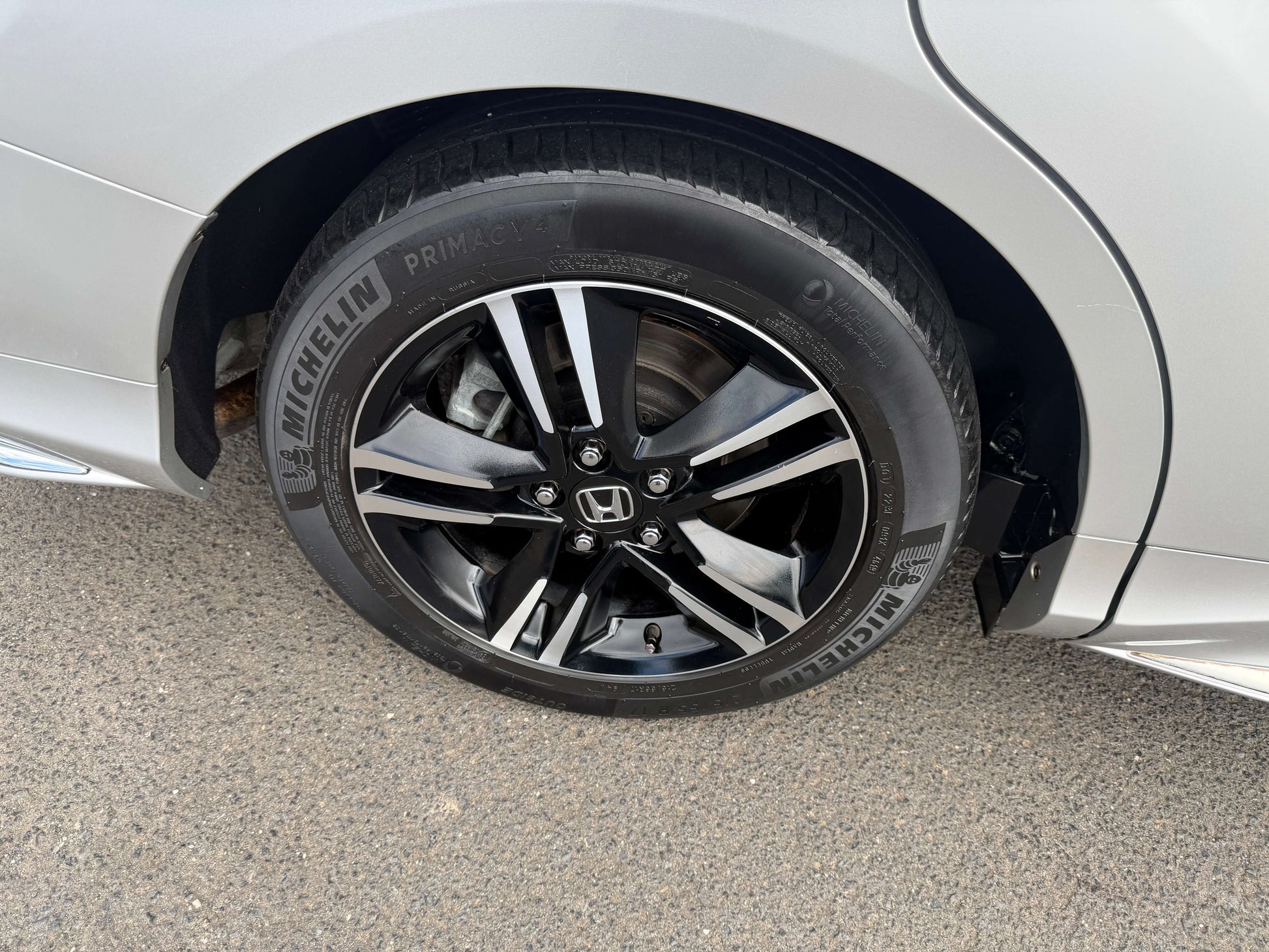 2016 Honda Odyssey 2.0 Hybrid stylish silver wheel with Michelin tire, showcasing modern design and performance quality.