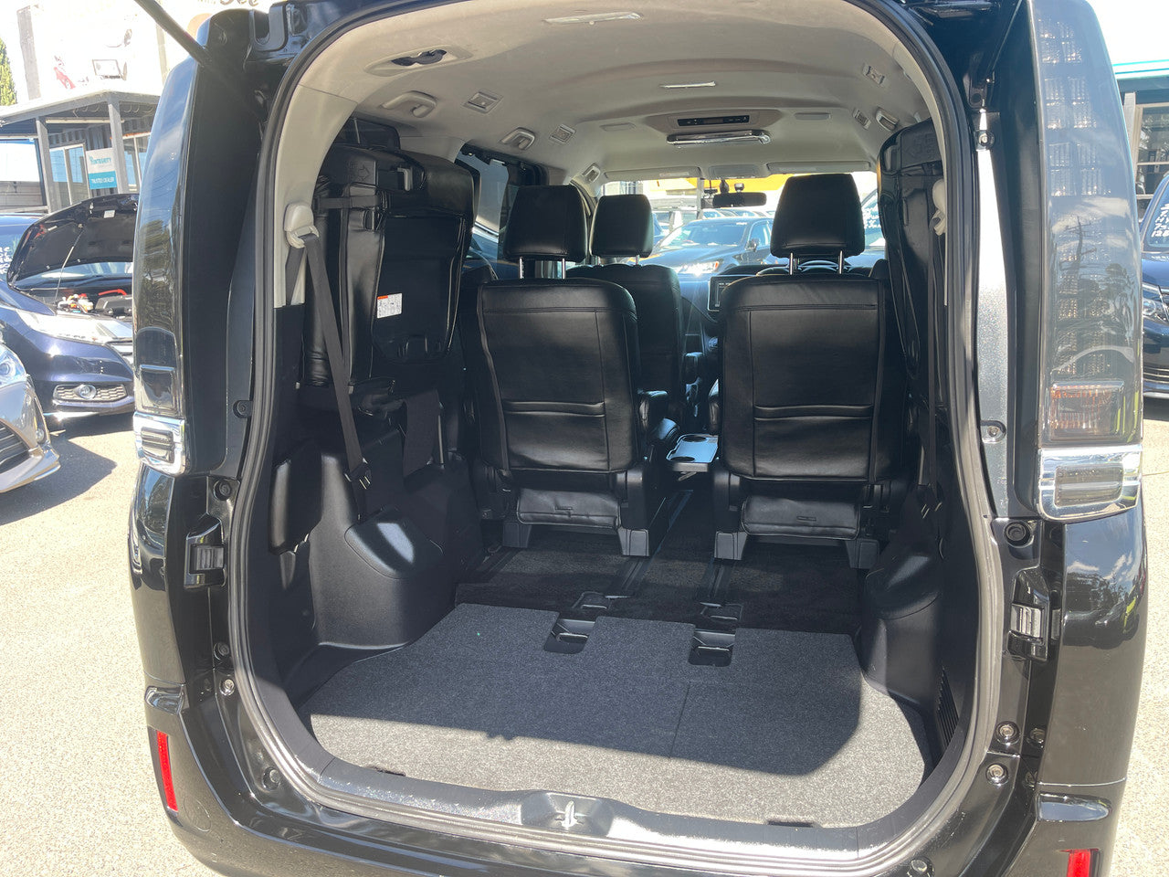 2014 Toyota Voxy 1.8L  Hybrid V Premium Edition 7 seater, VIN 6ZZE0ZWR800058445 (#8445)