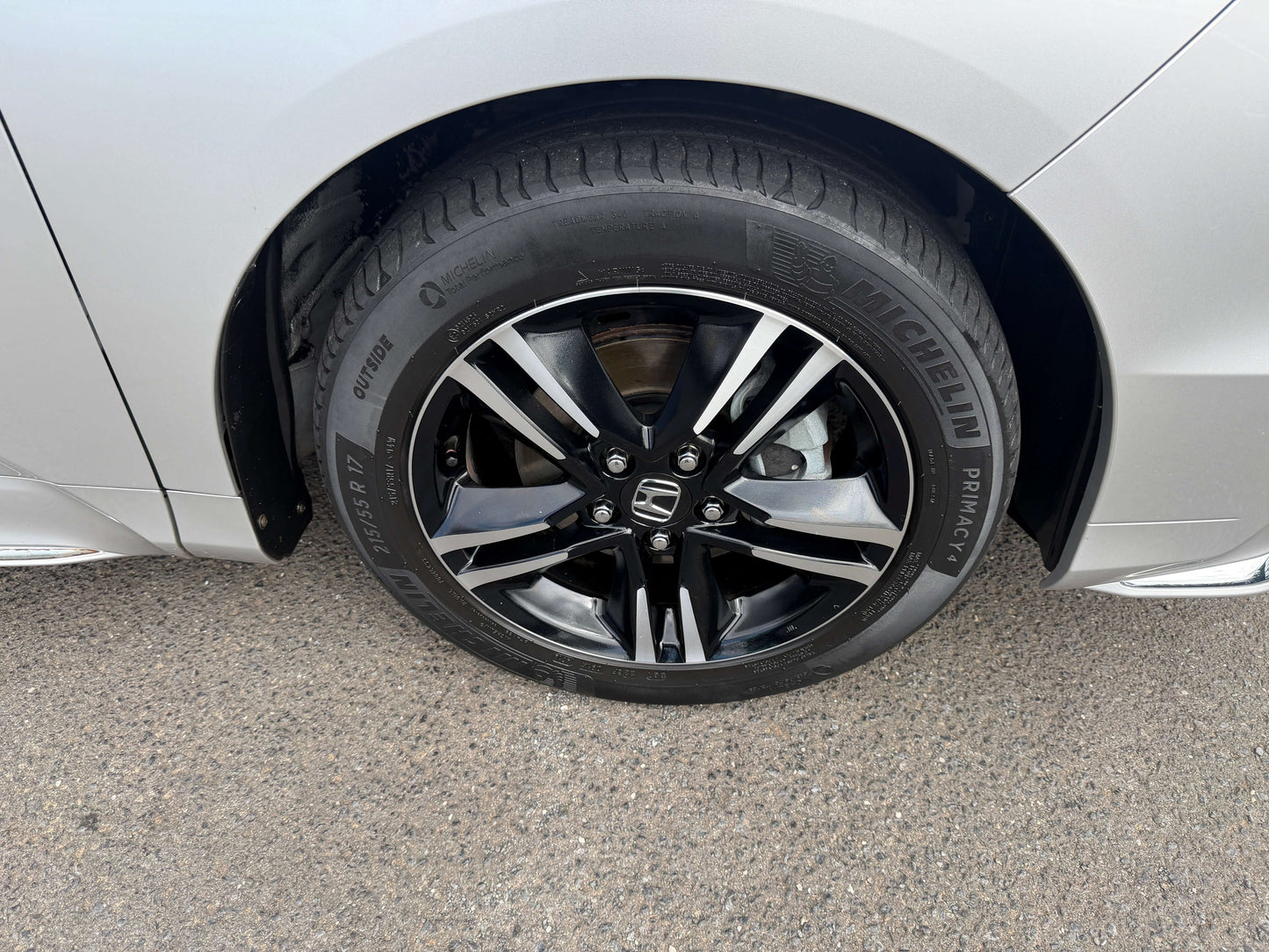 2016 Honda Odyssey 2.0 Hybrid alloy wheel with Michelin tire showcasing luxury design and performance.