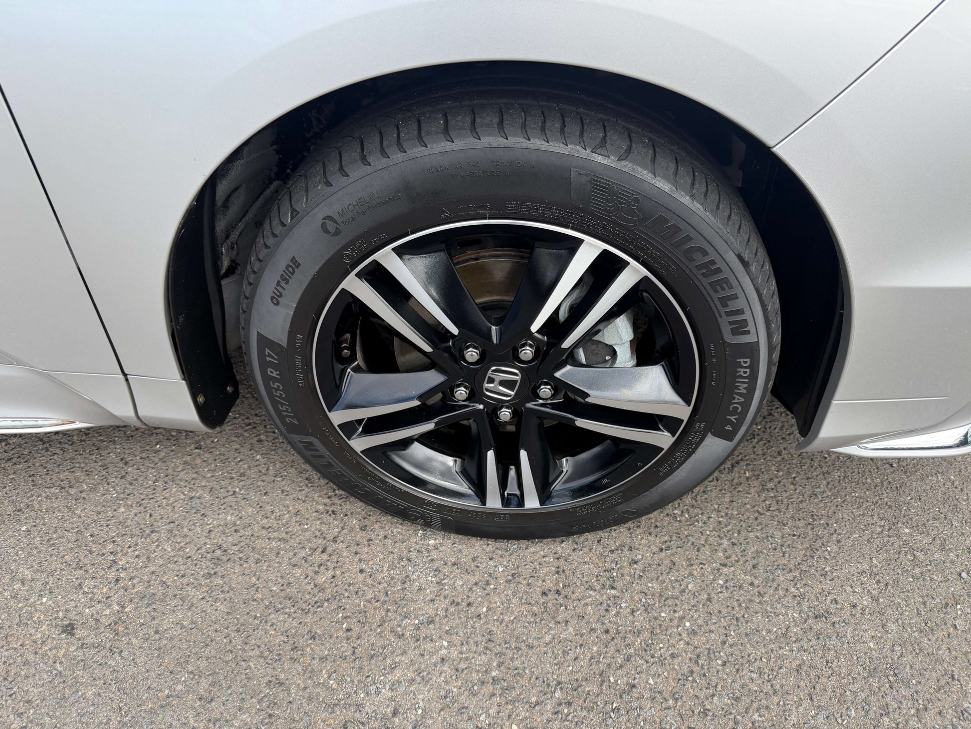 2016 Honda Odyssey 2.0 Hybrid alloy wheel with Michelin tire showcasing luxury design and performance.