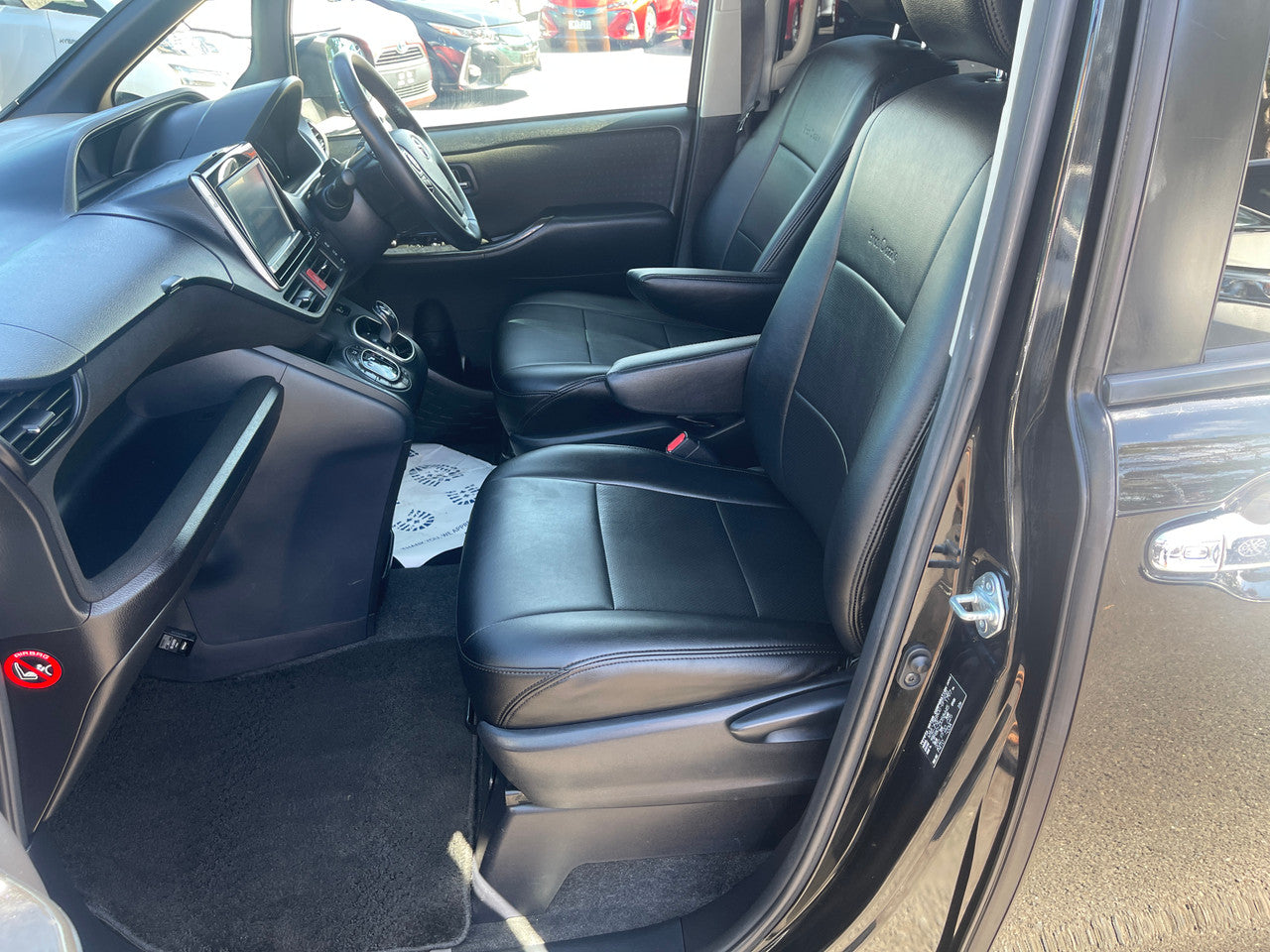 2014 Toyota Voxy 1.8L  Hybrid V Premium Edition 7 seater, VIN 6ZZE0ZWR800058445 (#8445)