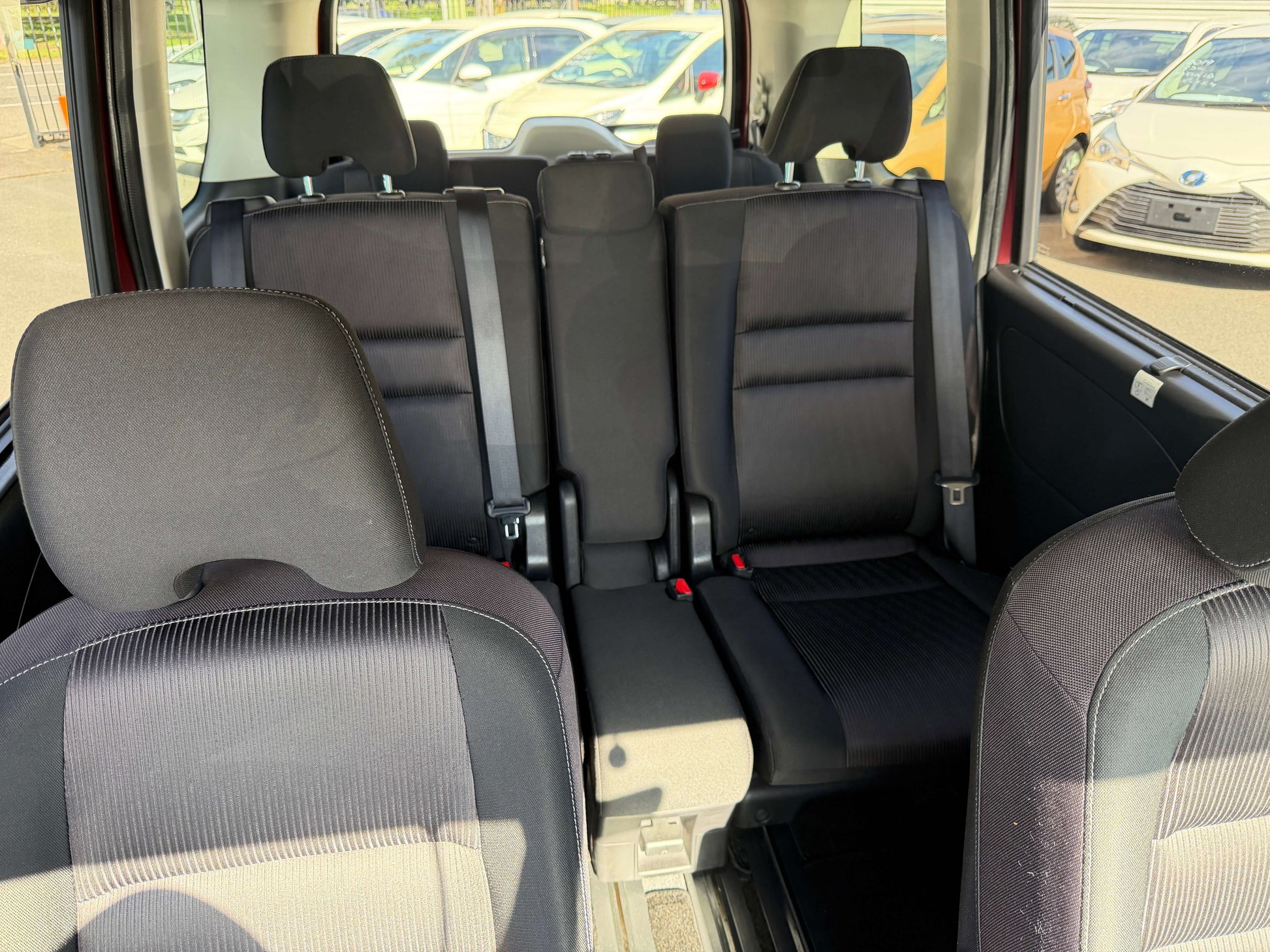 Interior seating of the 2016 Nissan Serena 2.0L S-Hybrid, featuring 8 seats with a spacious layout.