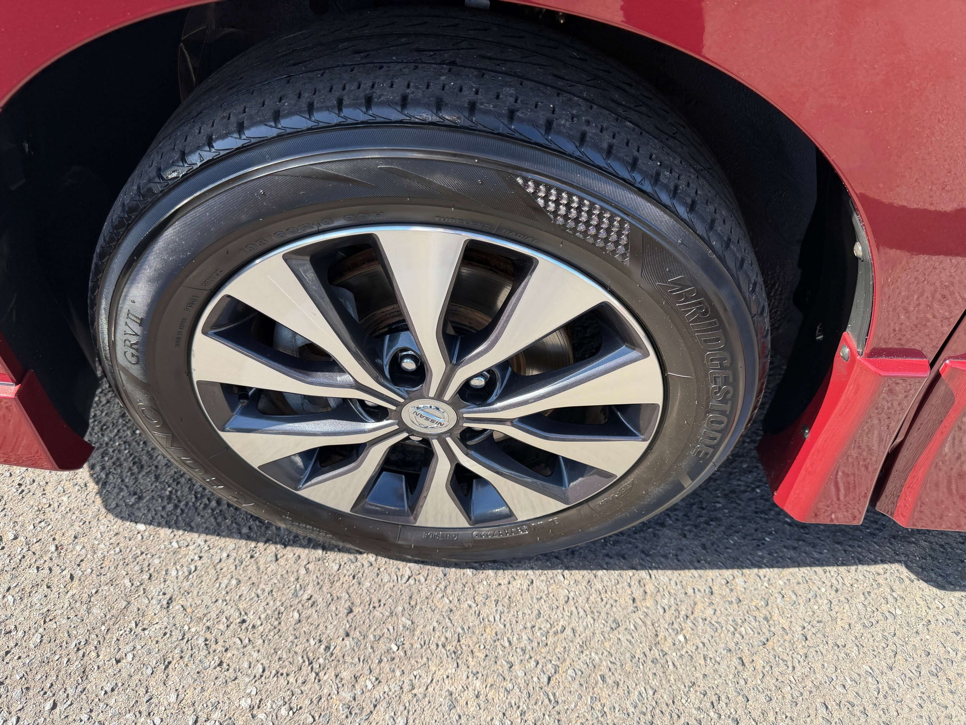 Close-up of the wheel of a 2016 Nissan Serena 2.0L S-Hybrid showcasing the stylish alloy rim and tire.