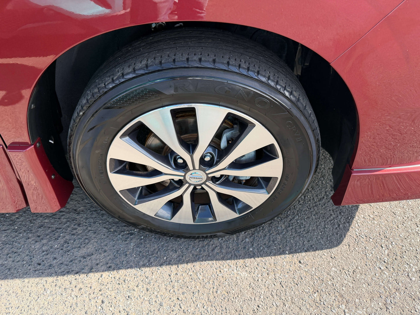 2016 Nissan Serena 2.0L S-Hybrid alloy wheel and tire close-up, showcasing stylish design and details.