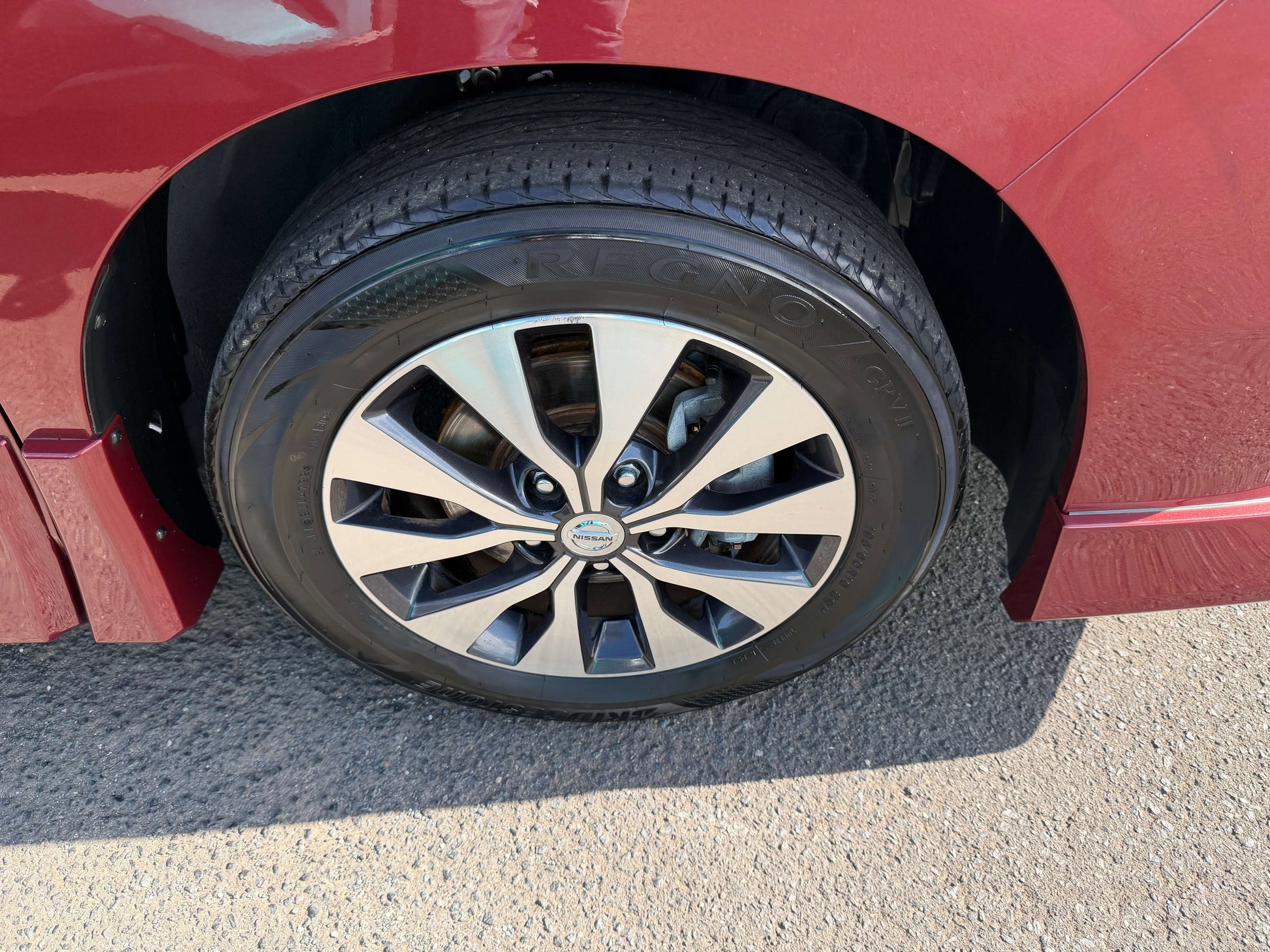 2016 Nissan Serena 2.0L S-Hybrid alloy wheel and tire close-up, showcasing stylish design and details.