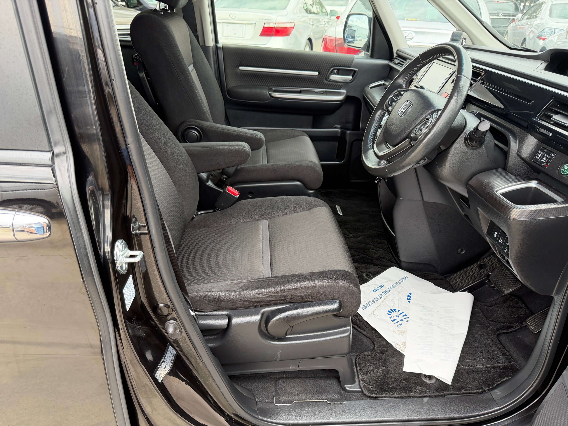 Interior view of the 2018 Honda Stepwgn 2.0 Spada Hybrid, showcasing driver and passenger seats and dashboard.