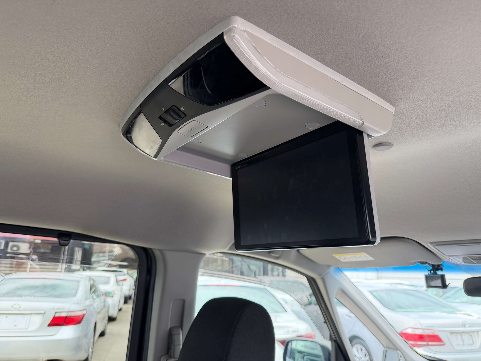 Interior ceiling screen inside 2018 Honda Stepwgn 2.0 Spada Hybrid G Honda Sensing for entertainment on the go.