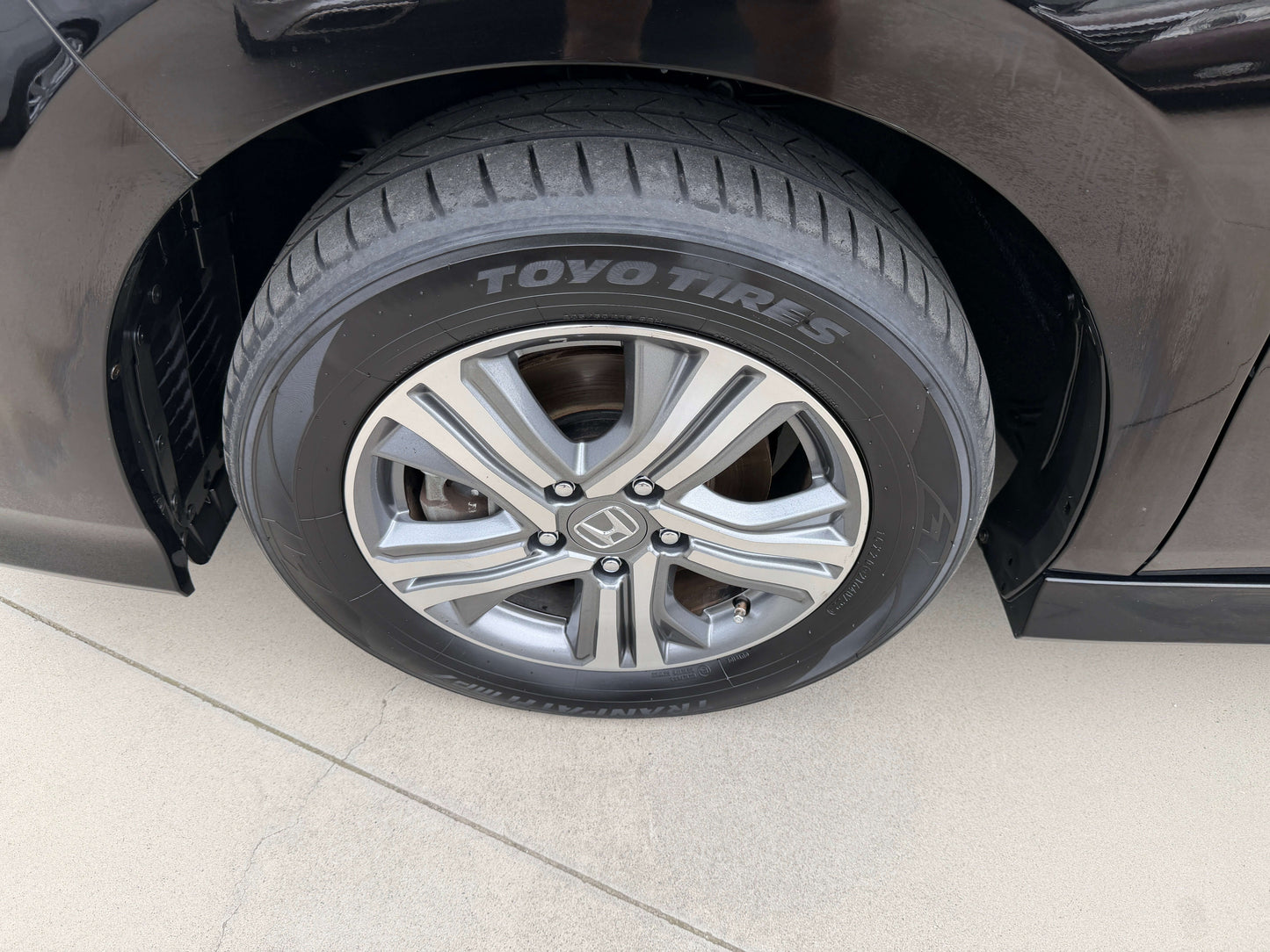 Wheel and tire of a 2018 Honda Stepwgn 2.0 Spada Hybrid featuring Toyo Tires.