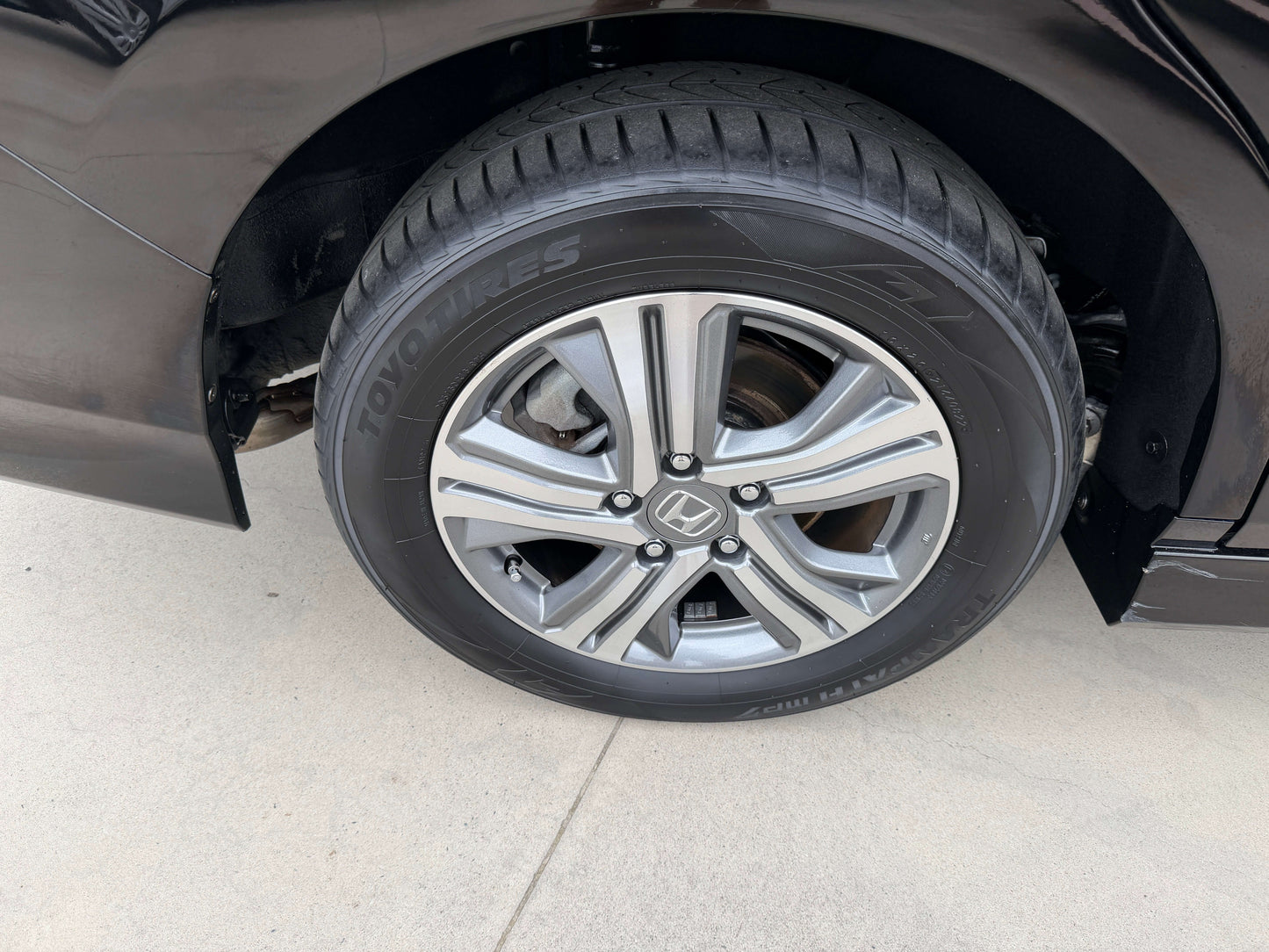 2018 Honda Stepwgn 2.0 Spada Hybrid wheel and tire close-up view on a black vehicle.