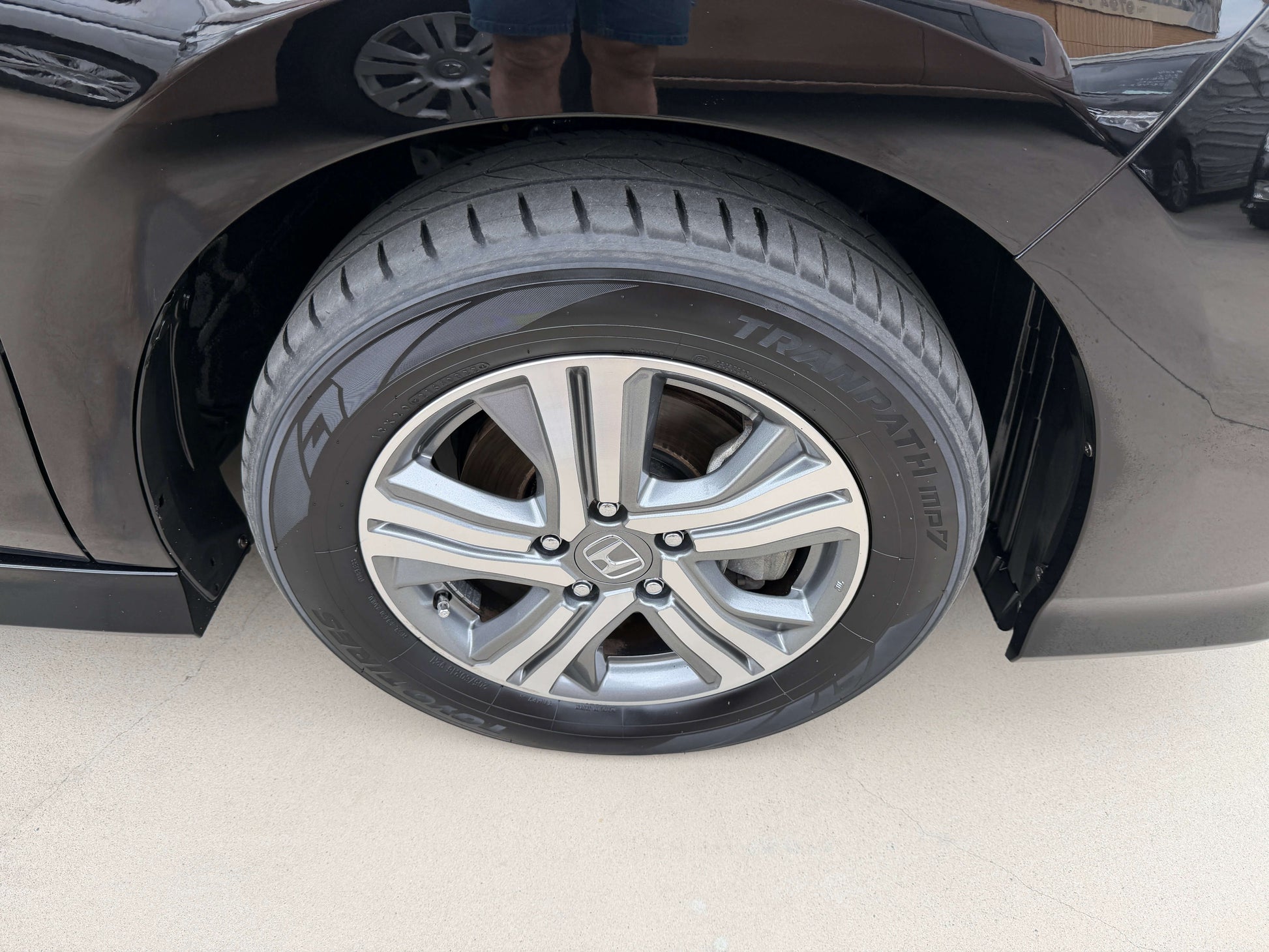 Close-up of the wheel of a 2018 Honda Stepwgn 2.0 Spada Hybrid, showcasing the alloy rim and tire.