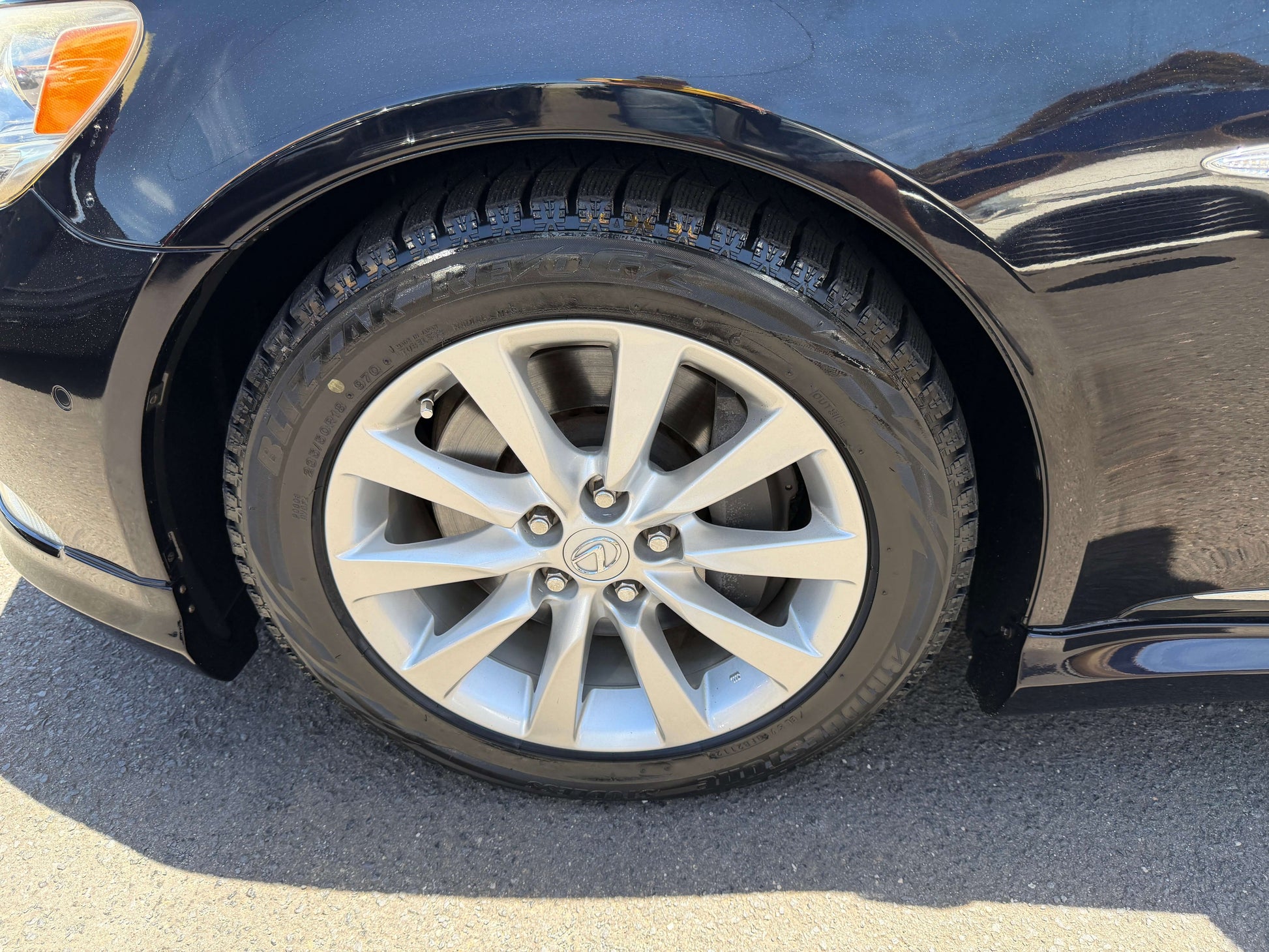 2007 Lexus LS600hL AWD V8 5.0L Hybrid Luxury Sedan wheel close-up showing alloy rim and tire.