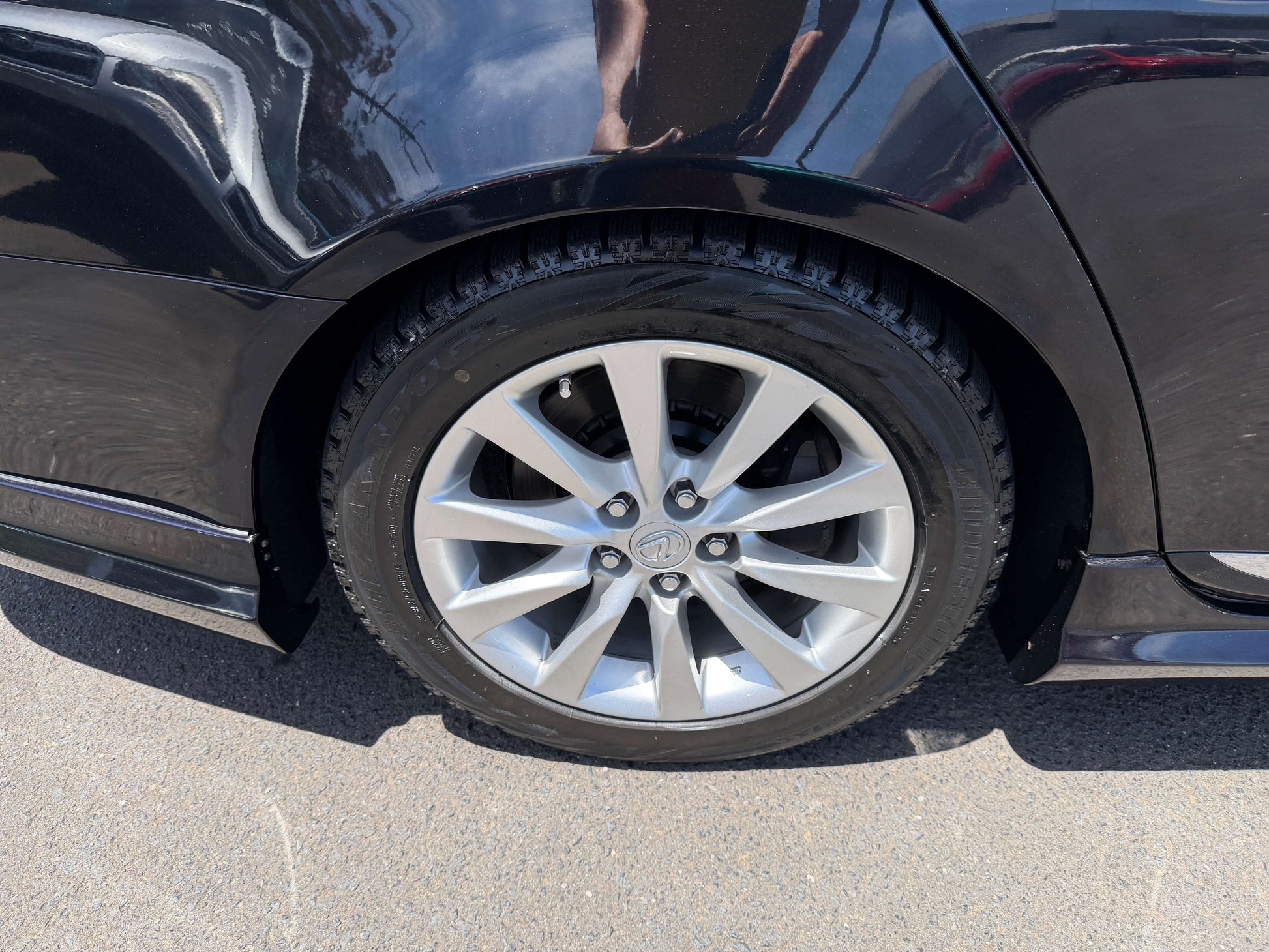 Close-up view of a silver alloy wheel with tire on a 2007 Lexus LS600hL AWD V8 5.0L Hybrid luxury sedan.