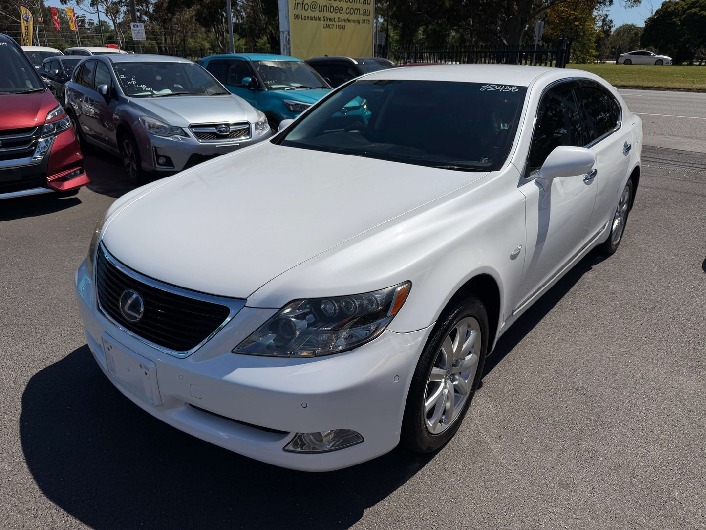 2007 Lexus LS600h AWD V8 5.0L Hybrid luxury sedan parked outdoors, showcasing sleek design and modern features.