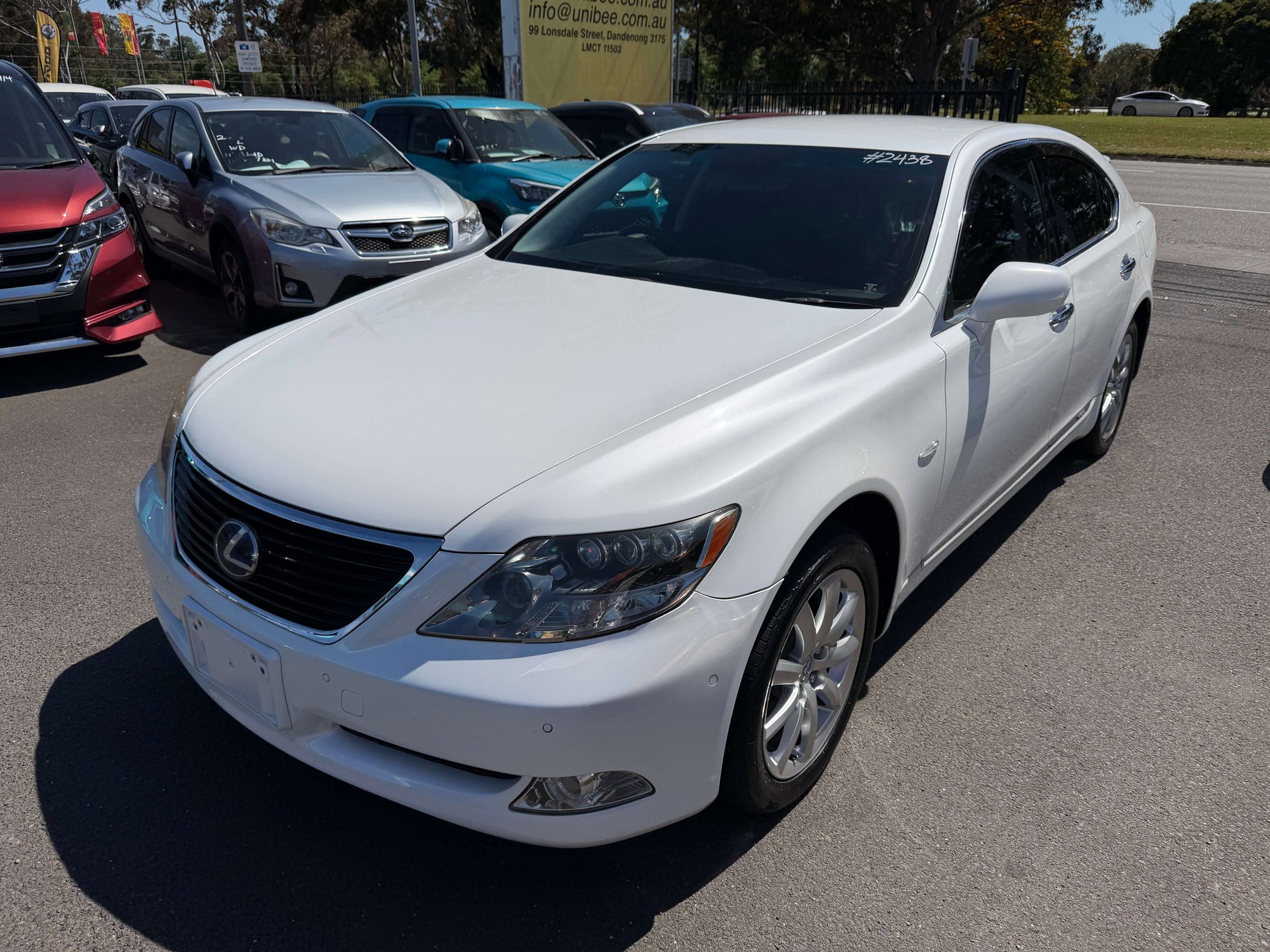 2007 Lexus LS600h AWD V8 5.0L Hybrid luxury sedan parked outdoors, showcasing sleek design and modern features.