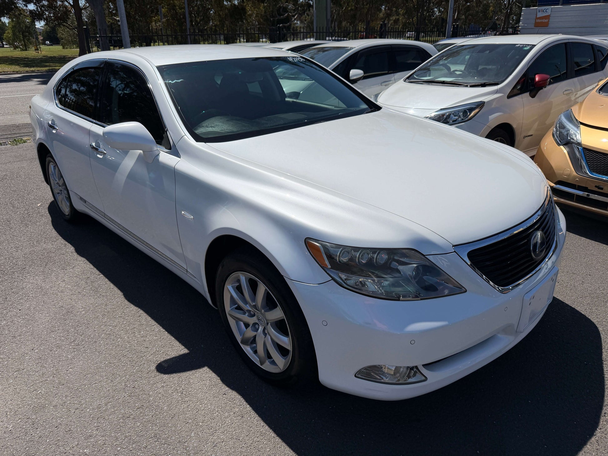 2007 Lexus LS600h AWD V8 5.0L Hybrid luxury sedan parked outdoors, showcasing sleek design and modern features.