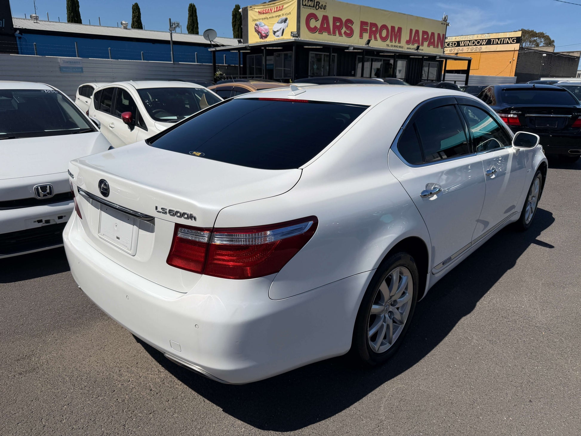 2007 Lexus LS600h AWD V8 5.0L Hybrid luxury sedan parked, showcasing its sleek exterior design.