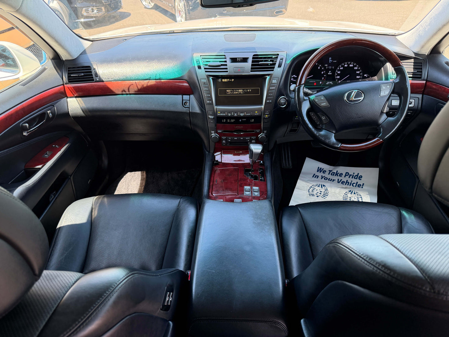 2007 Lexus LS600h AWD V8 5.0L Hybrid interior showcasing luxurious leather seating and sophisticated dashboard features.