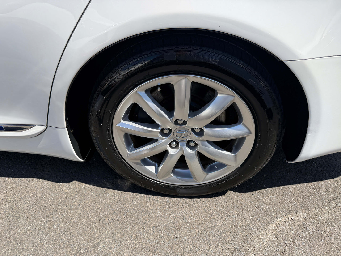 2007 Lexus LS600h AWD V8 5.0L Hybrid luxury sedan wheel and tire close-up