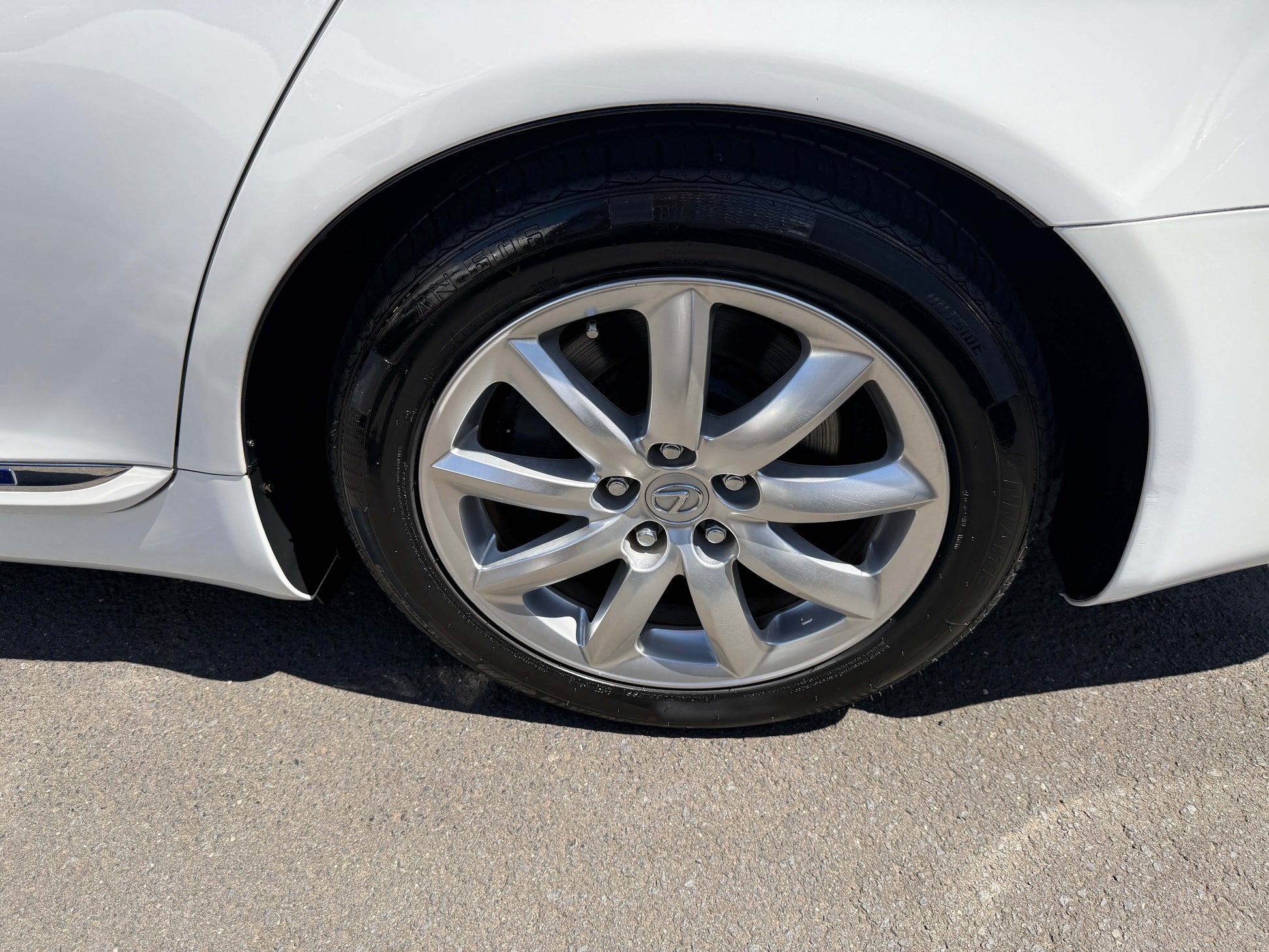 2007 Lexus LS600h AWD V8 5.0L Hybrid luxury sedan wheel and tire close-up