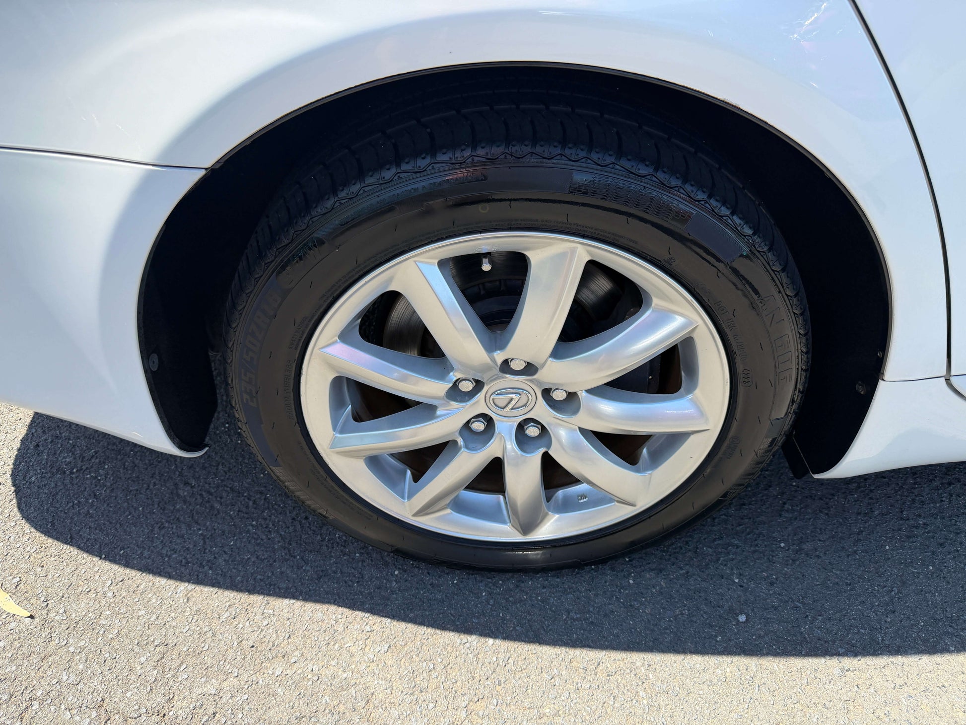 2007 Lexus LS600h AWD V8 5.0L Hybrid Close-up view of the wheel of a vehicle featuring a silver alloy rim and black tire.