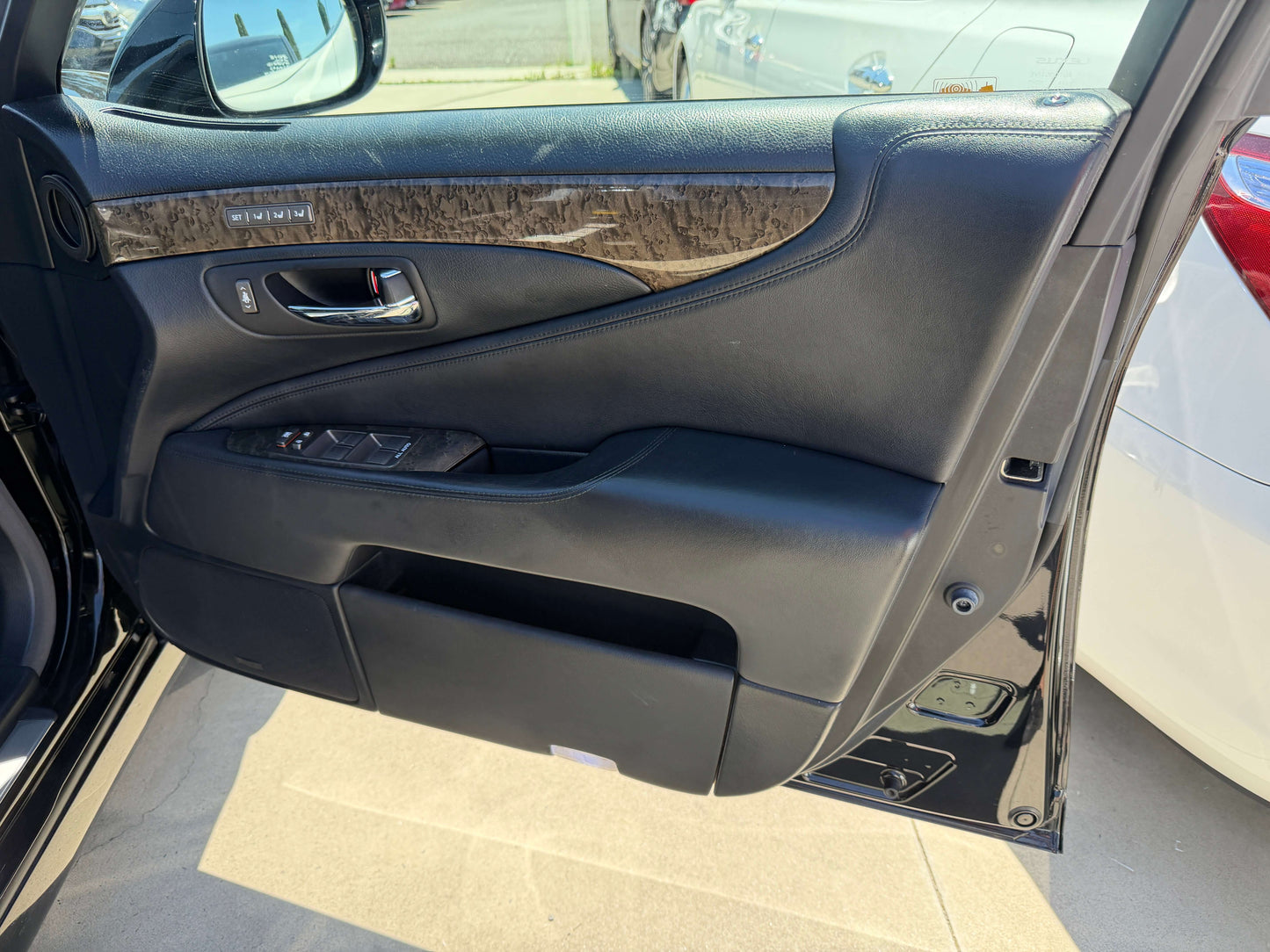 Interior view of the 2007 Lexus LS600h AWD V8 5.0L Hybrid luxury sedan's door panel.