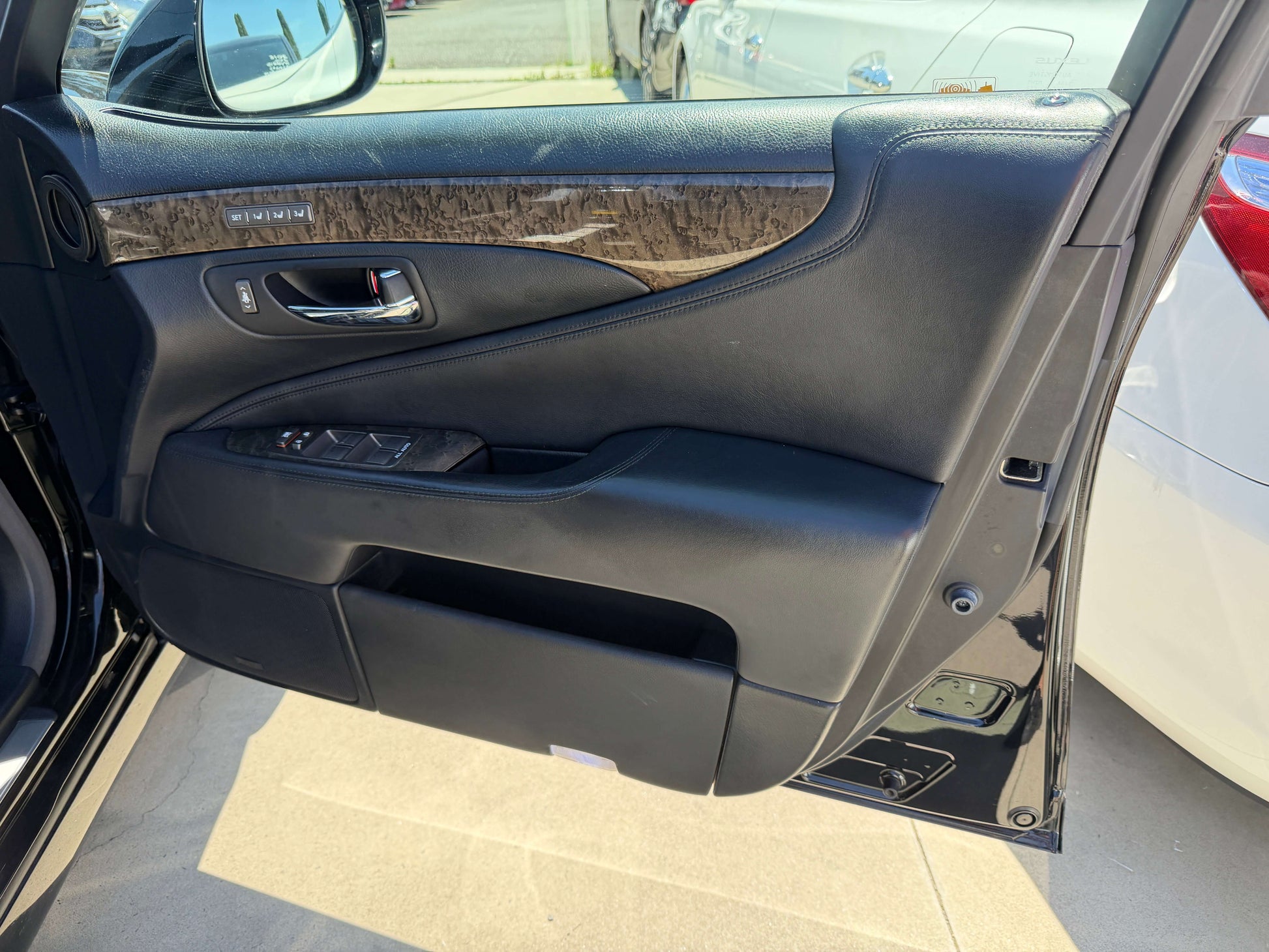 Interior view of the 2007 Lexus LS600h AWD V8 5.0L Hybrid luxury sedan's door panel.