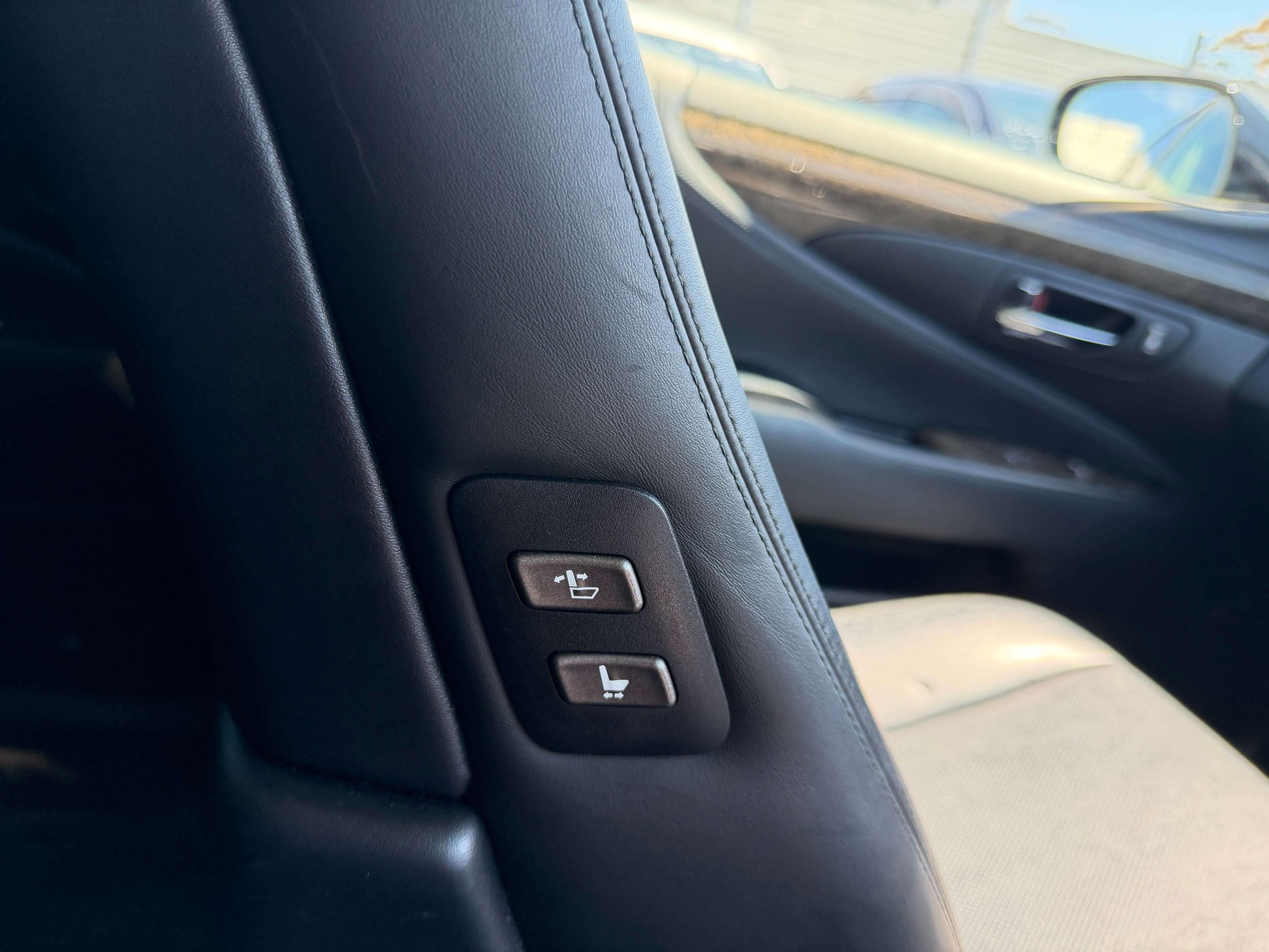 2007 Lexus LS600h AWD V8 5.0L Hybrid luxury sedan seat adjustment controls.