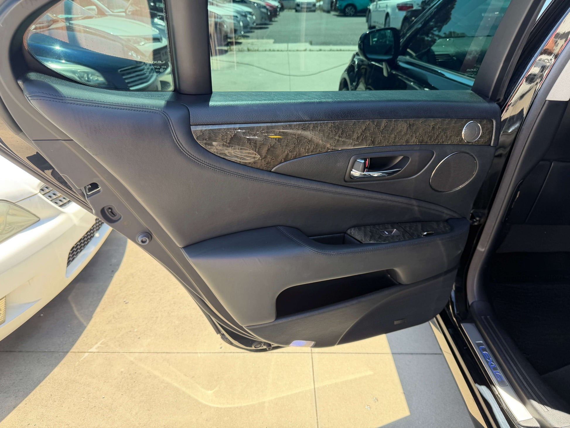 Interior door panel of 2007 Lexus LS600h AWD V8 5.0L Hybrid, showcasing luxury features and sleek design.