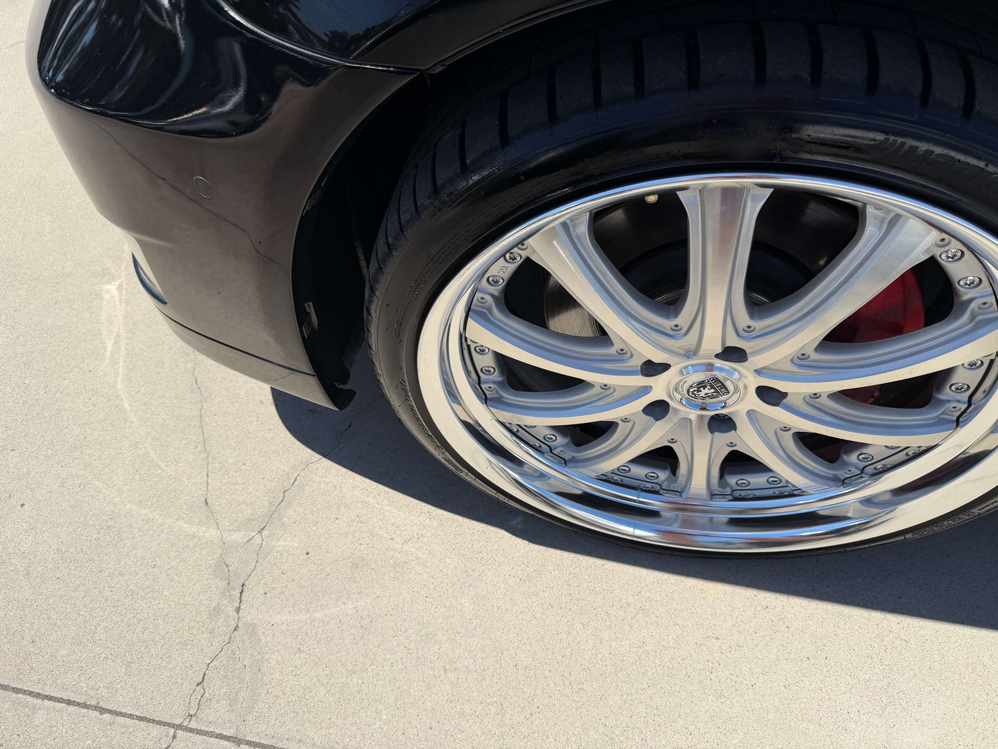 Close-up of a chrome wheel on a 2007 Lexus LS600h AWD V8 5.0L Hybrid luxury sedan.