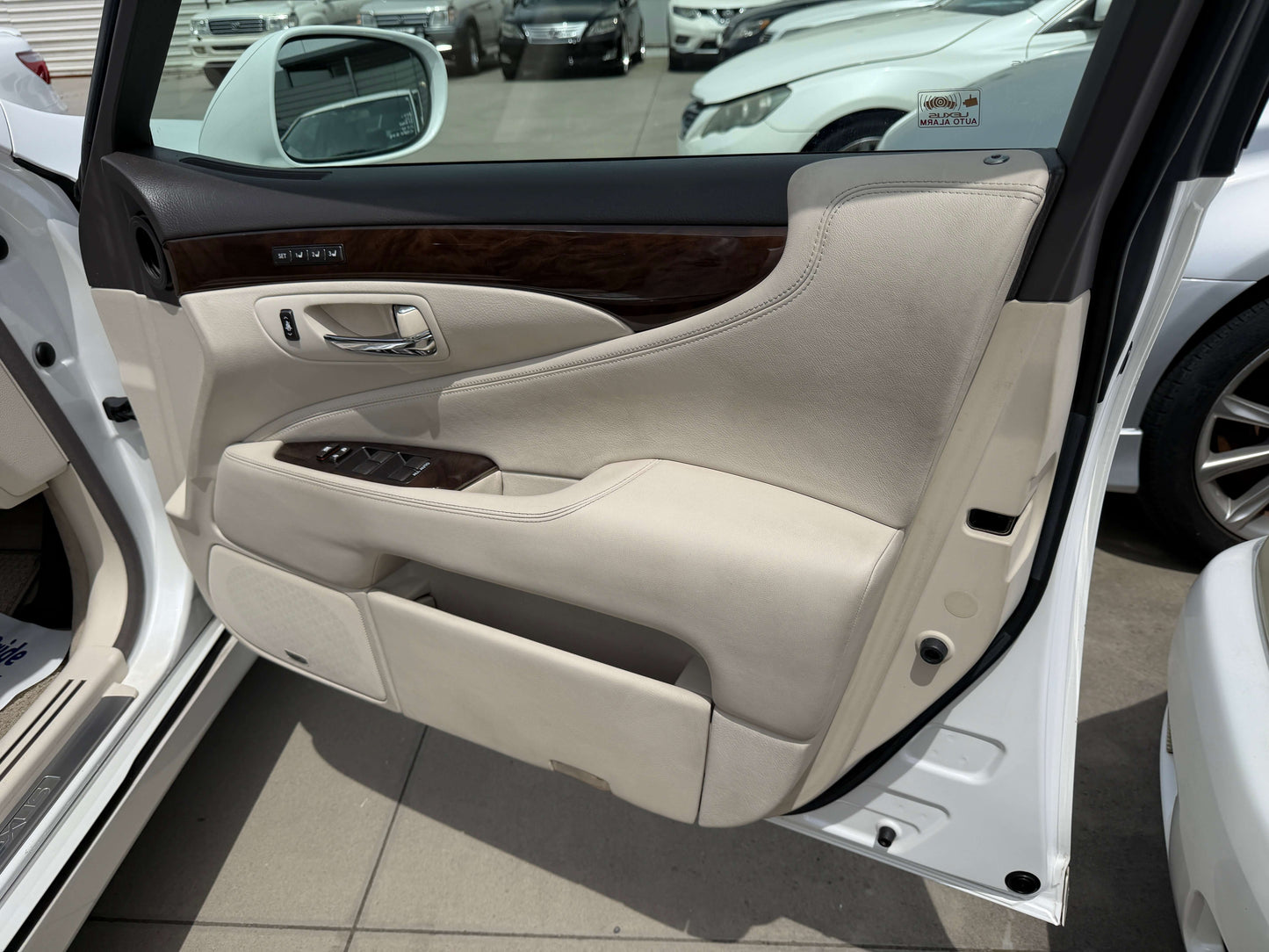 Interior view of the door panel of a 2007 Lexus LS460 V8 4.6L Version S I Package Luxury Sedan showing premium leather finish.