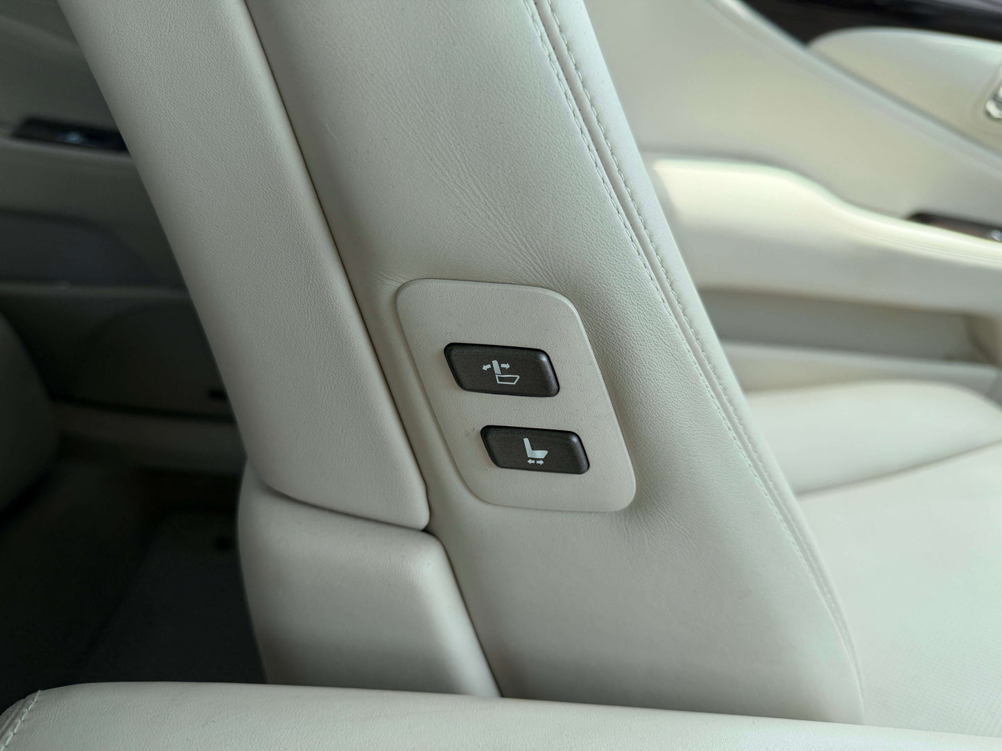 Interior view of adjustable seat controls in the 2007 Lexus LS460 V8 4.6L luxury sedan.